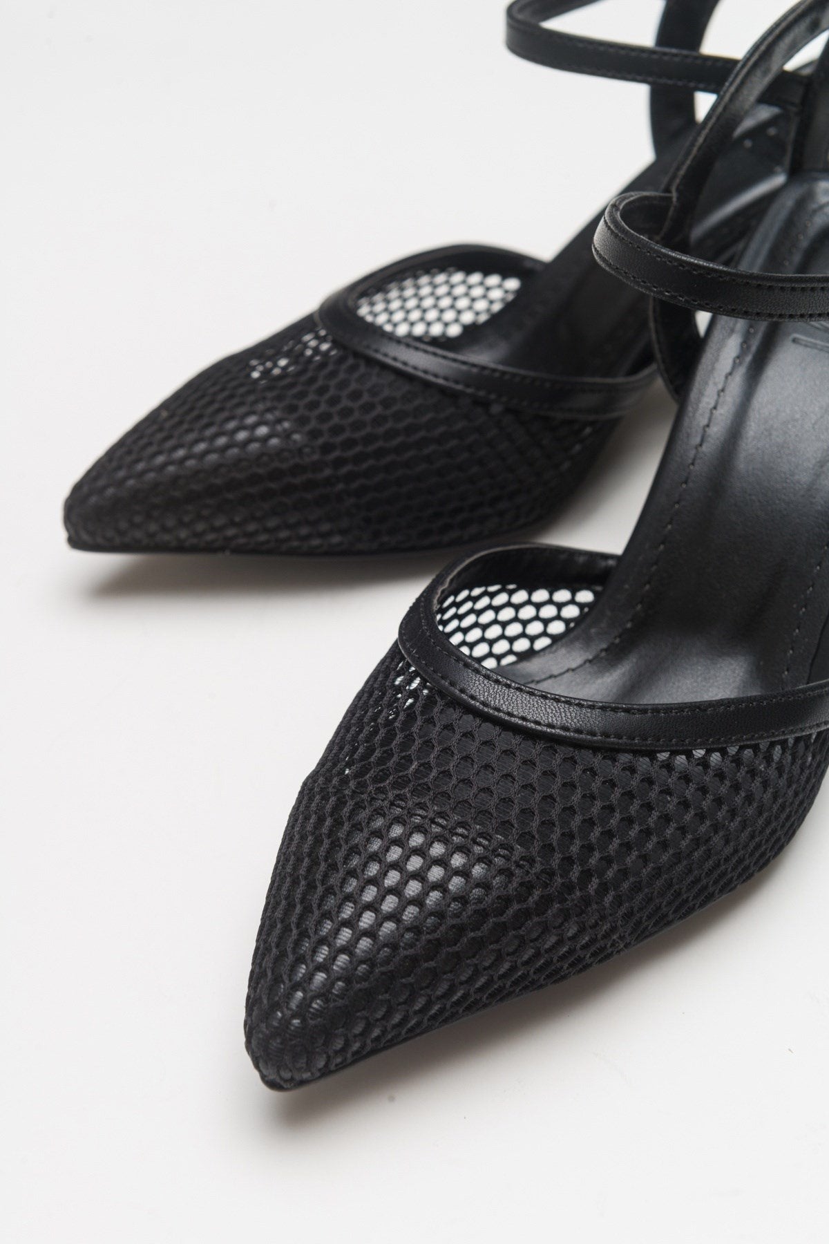 Chic - Black Heeled Shoe – detail view showing leather, black, Vowalisse