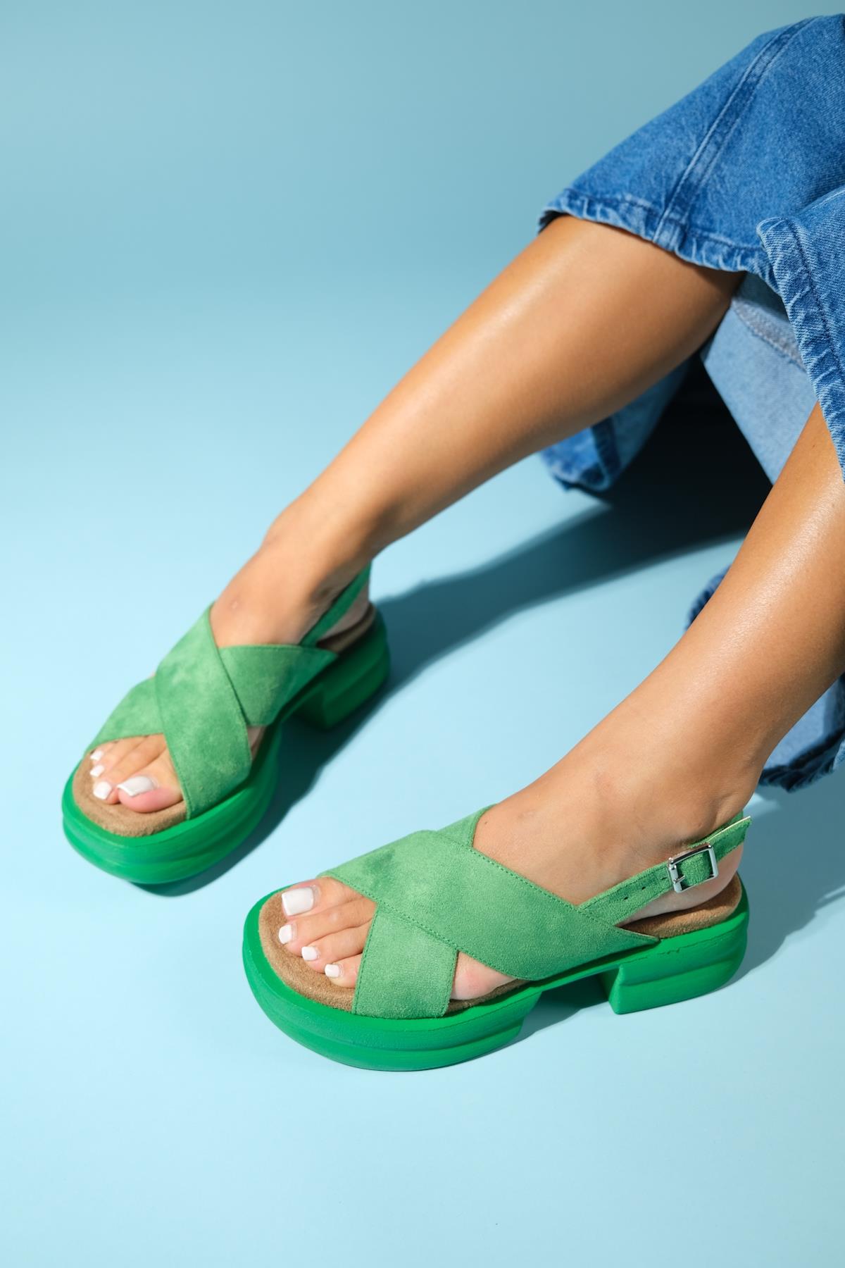 Lungo - Green Chunky Platform Sandal – front three-quarter view showing leather, green, Vowalisse