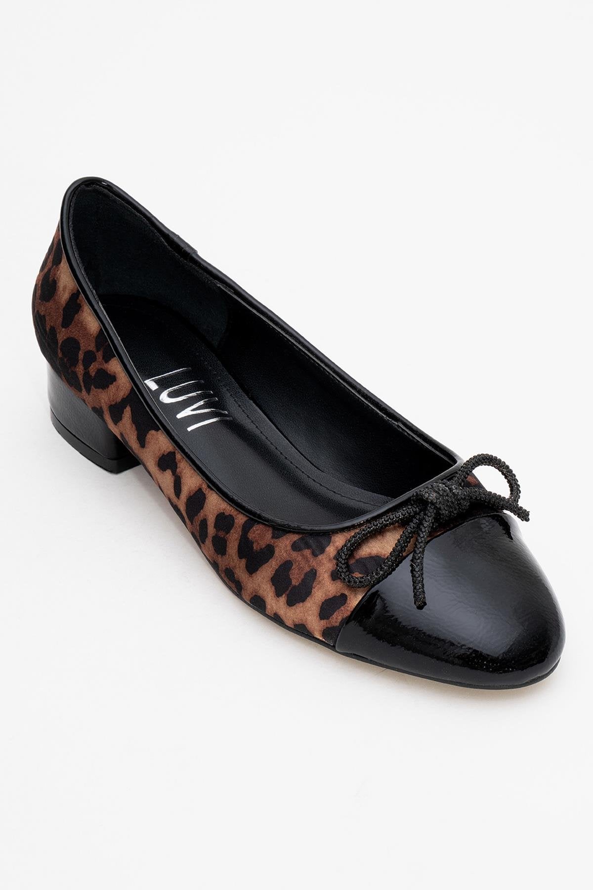 Julien - Black-Yellow Patterned Heeled Ballet Flat – detail view showing bow, leather, black, Vowalisse