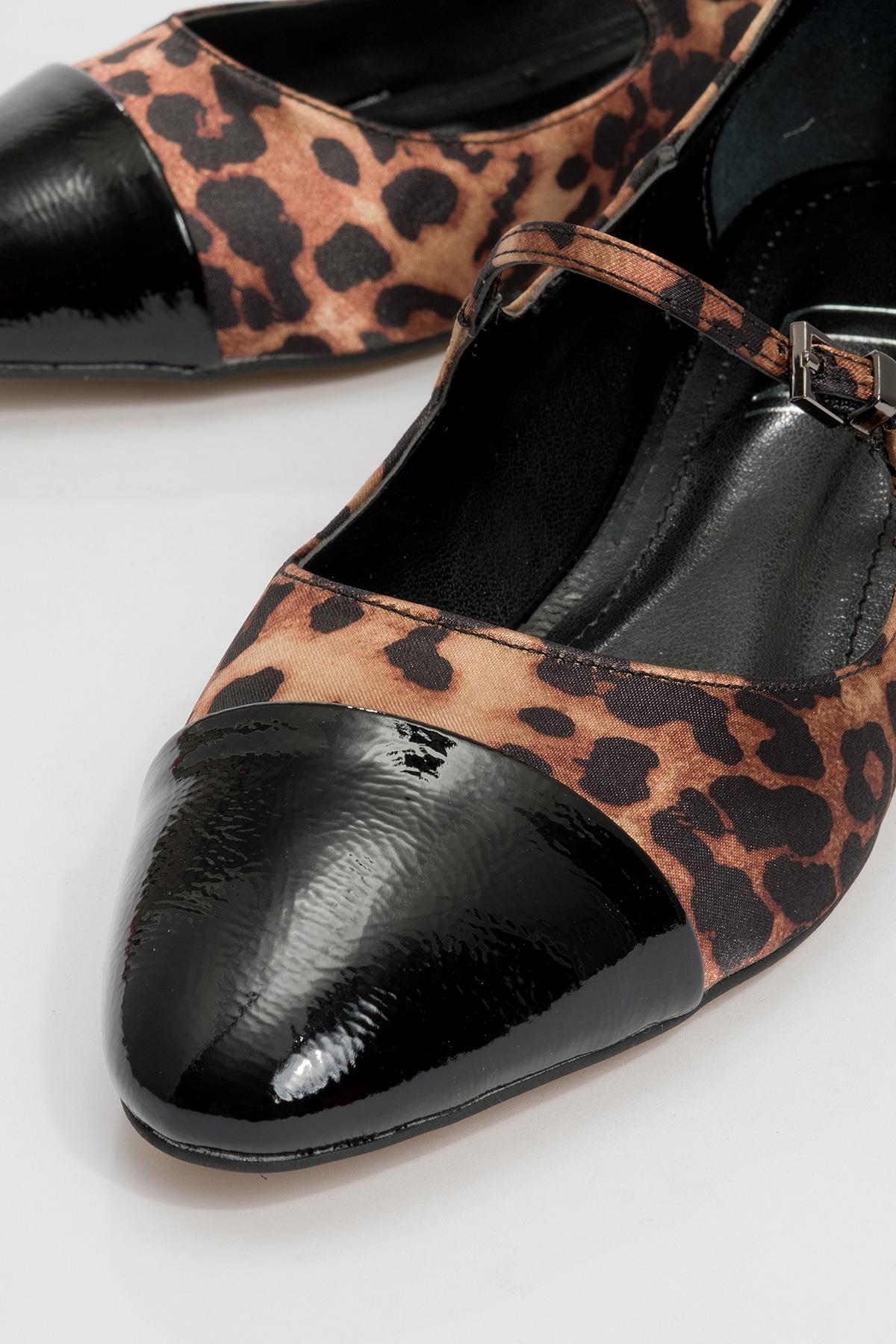 Uster - Black-Yellow Patterned Low Block Heel Shoe – detail view showing leather, black, Vowalisse
