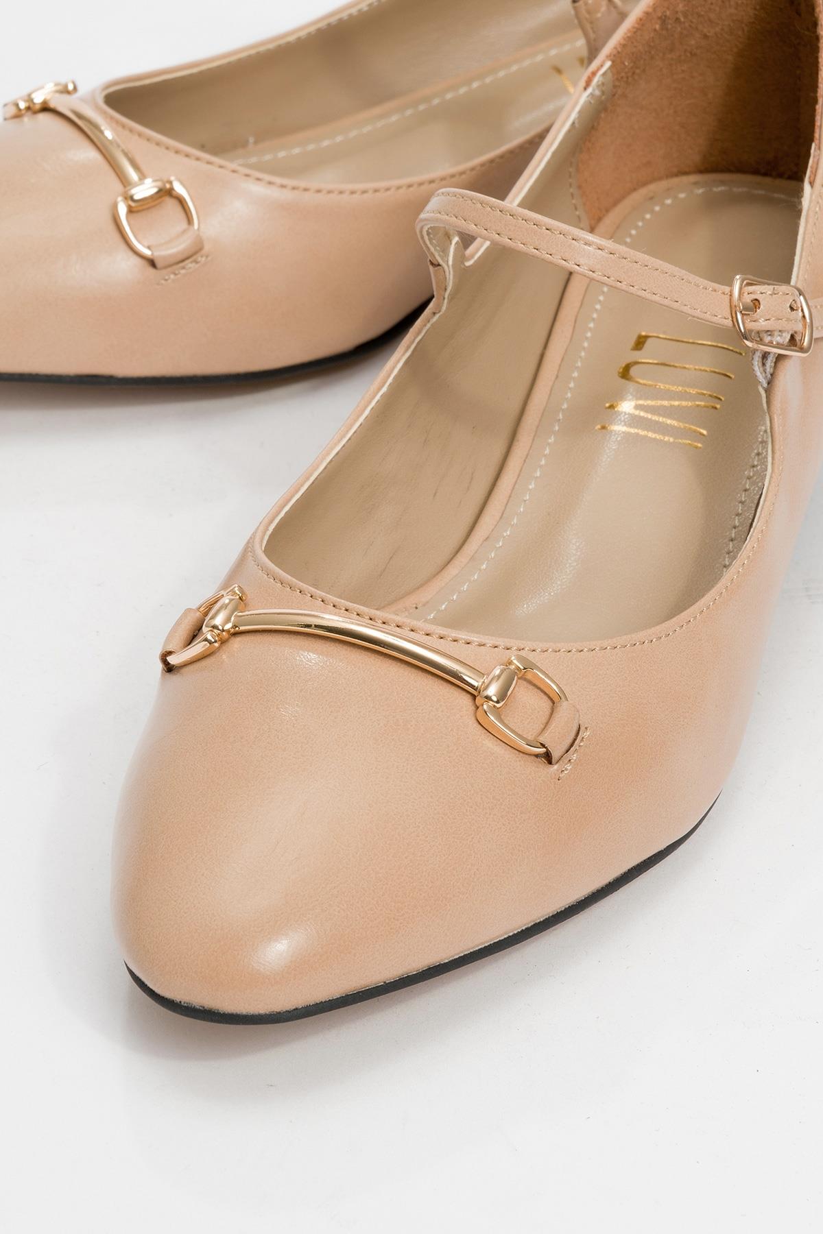 Ojen - Beige Low Heel Shoe – detail view showing leather, Vowalisse