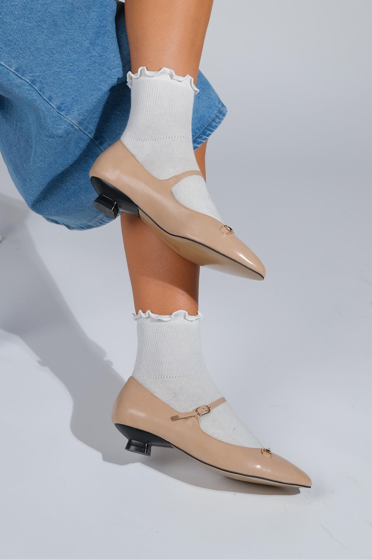 Ojen - Beige Low Heel Shoe – back view showing leather, Vowalisse