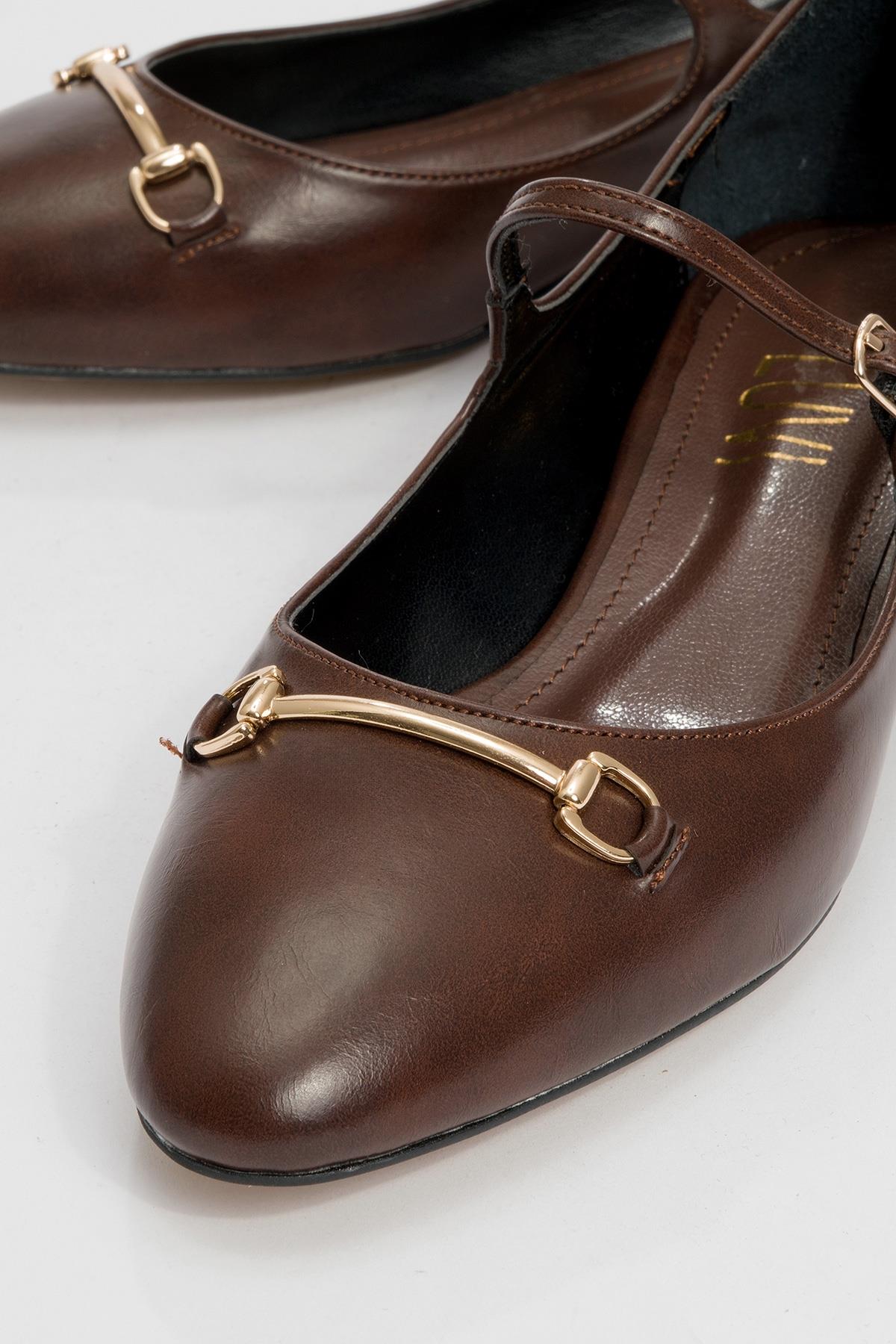 Ojen - Brown Low Heel Shoe – detail view showing leather, Vowalisse