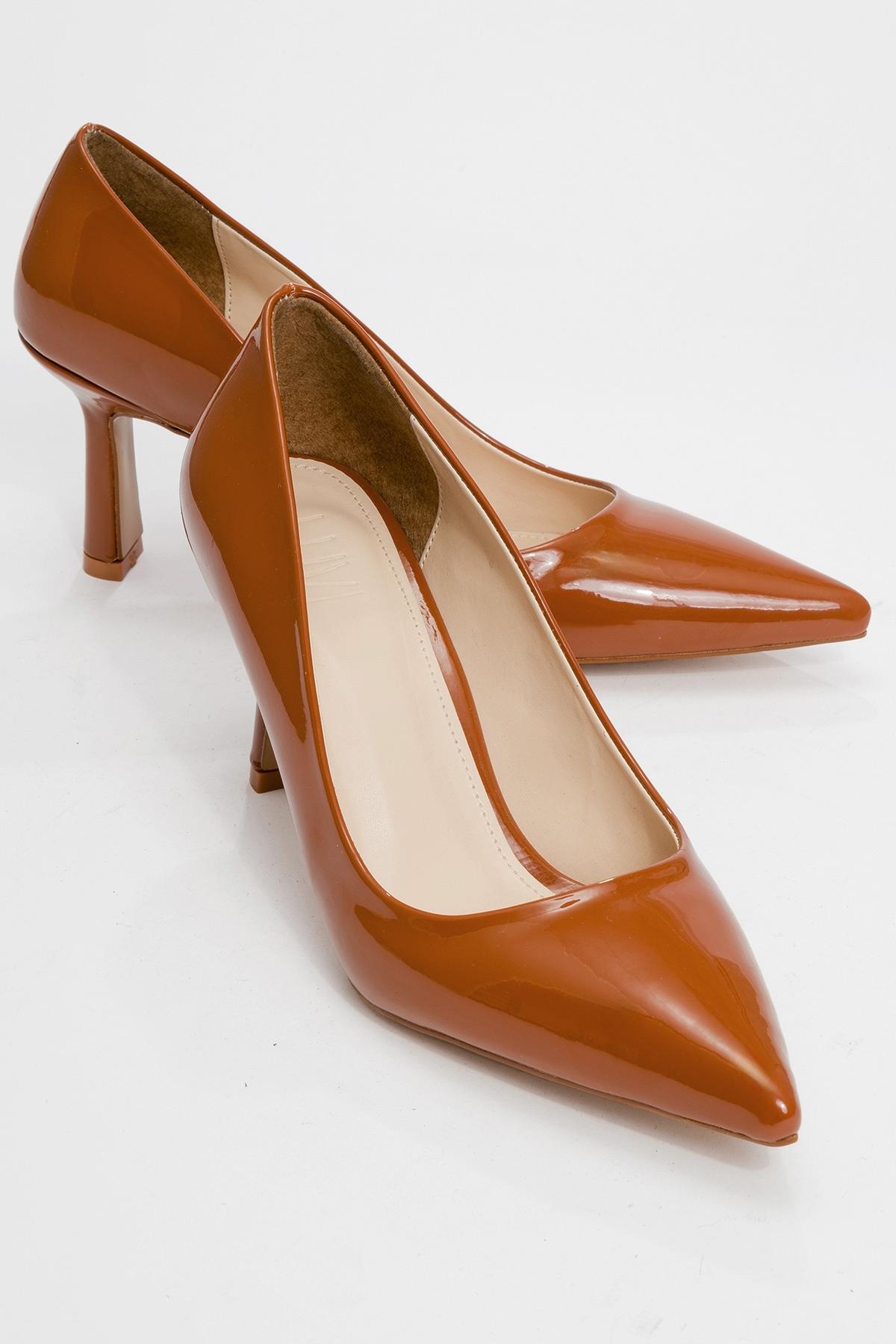 Calse - Cognac Patent Heeled Shoe – front three-quarter view showing leather, Vowalisse
