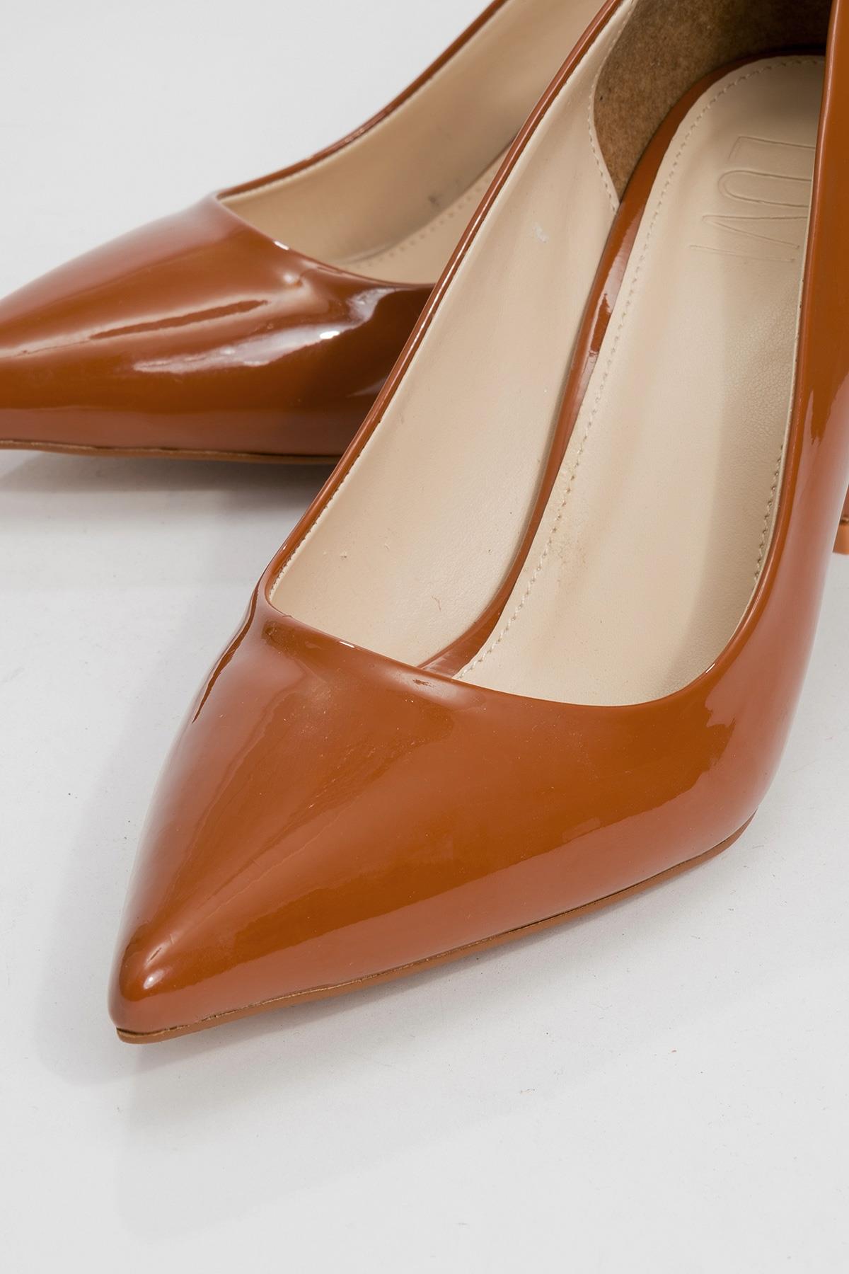 Calse - Cognac Patent Heeled Shoe – detail view showing leather, Vowalisse