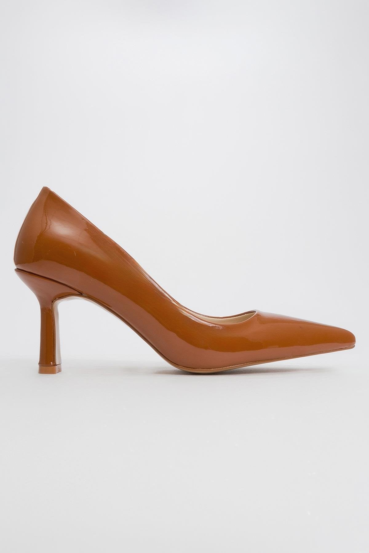 Calse - Cognac Patent Heeled Shoe – heel view showing leather, Vowalisse