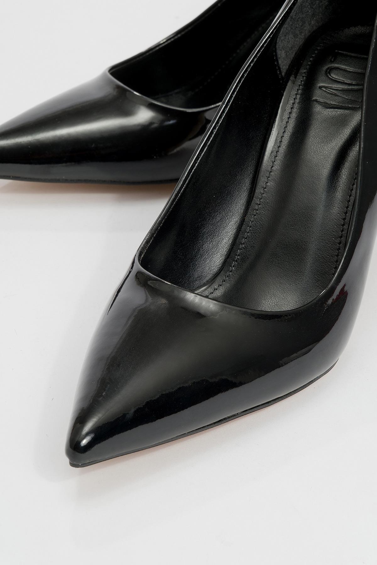 Calse - Black Patent Heeled Shoe – detail view showing leather, black, Vowalisse