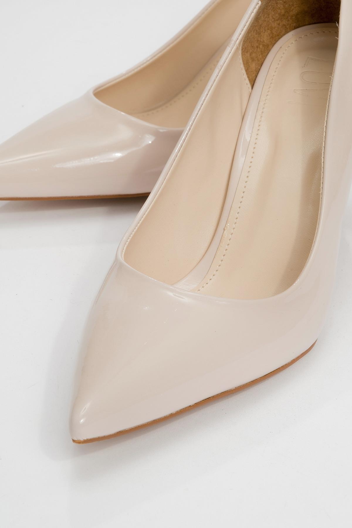 Calse - Beige Heeled Shoe – detail view showing leather, Vowalisse