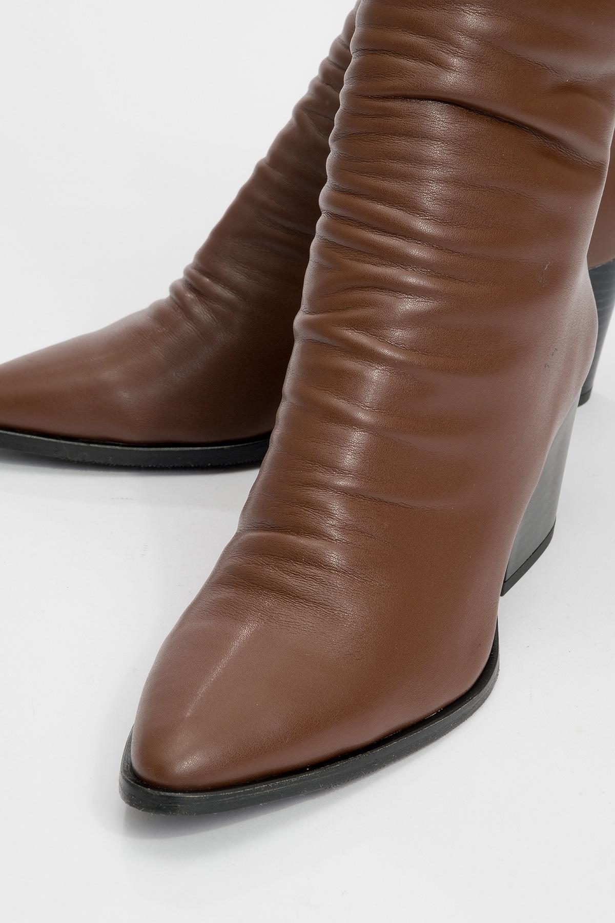 Laval - Cognac Back-Zip Chunky Heel Boot – detail view showing leather, Vowalisse