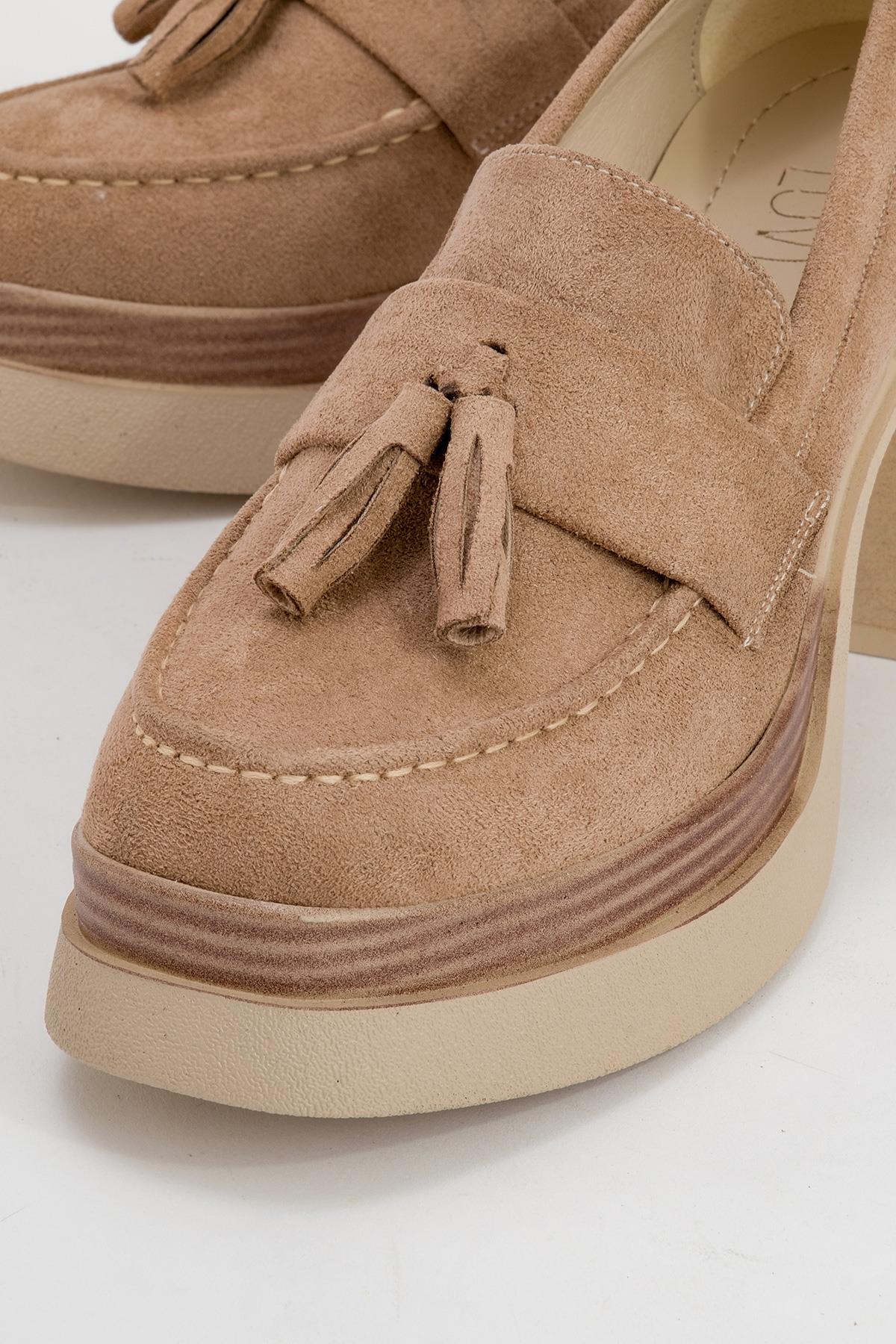 Leton - Taupe Platform Heel Shoe – detail view showing leather, Vowalisse