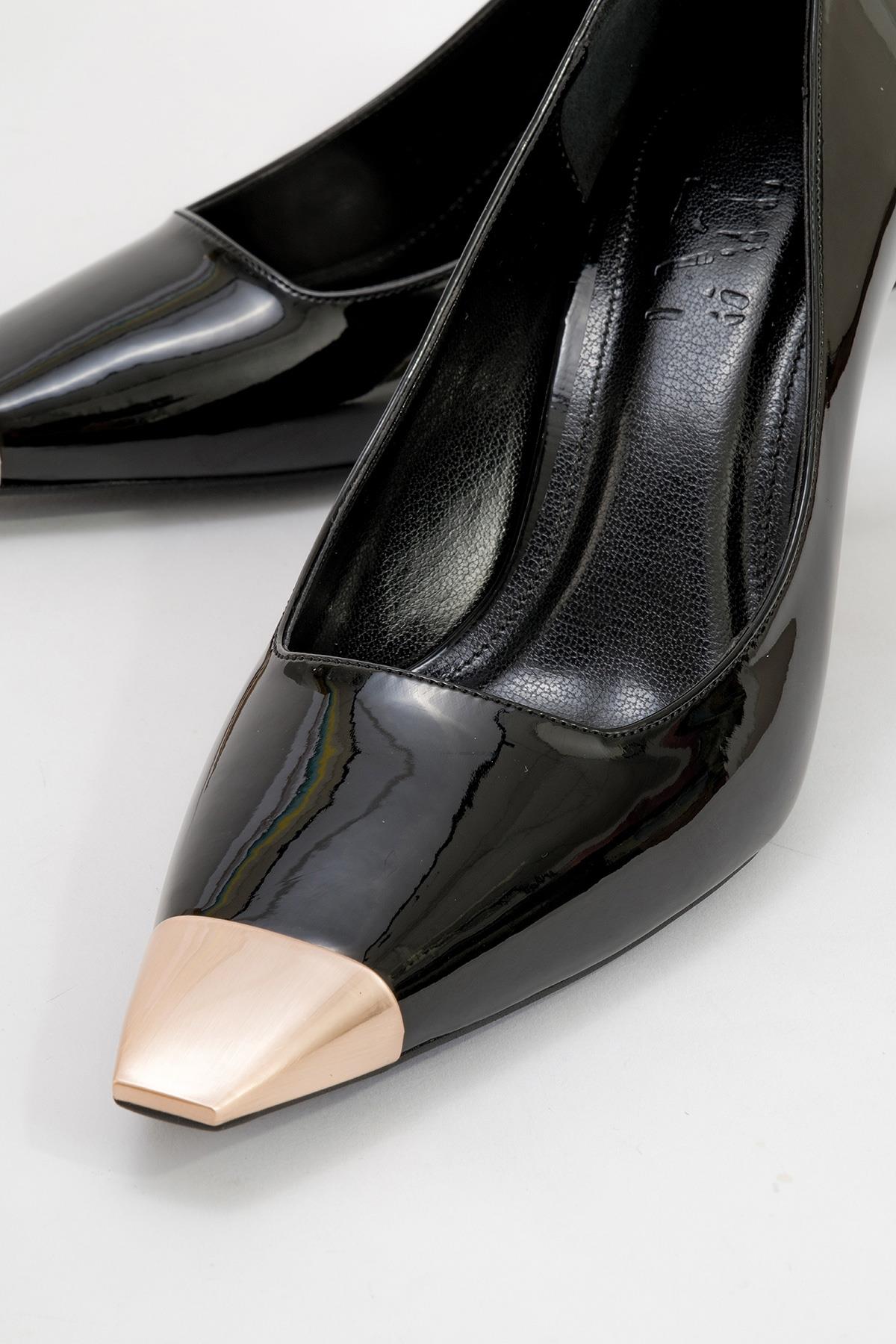 Moanda - Black Stiletto Pump – detail view showing leather, black, Vowalisse