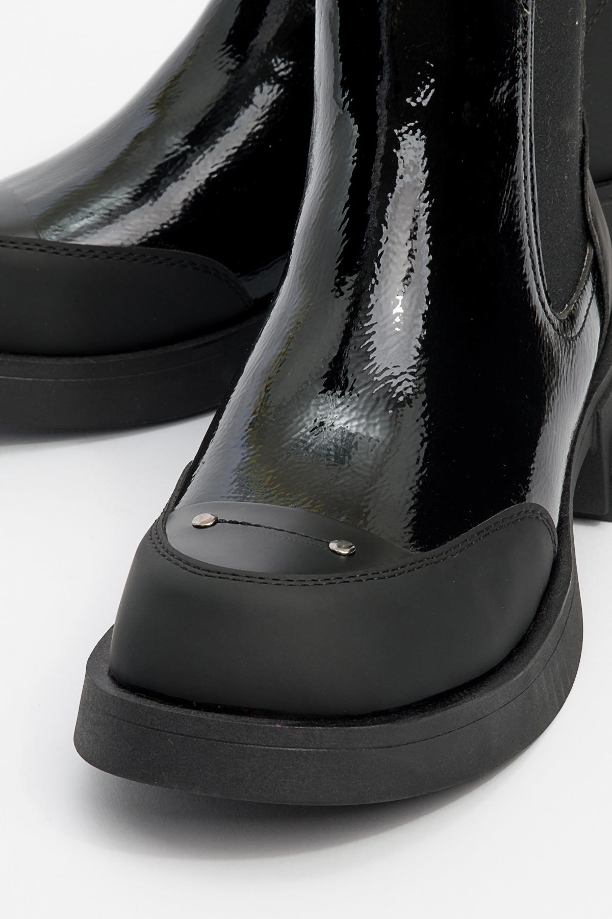 Albia - Black Zippered Elastic Boot – detail view showing leather, black, red, Vowalisse