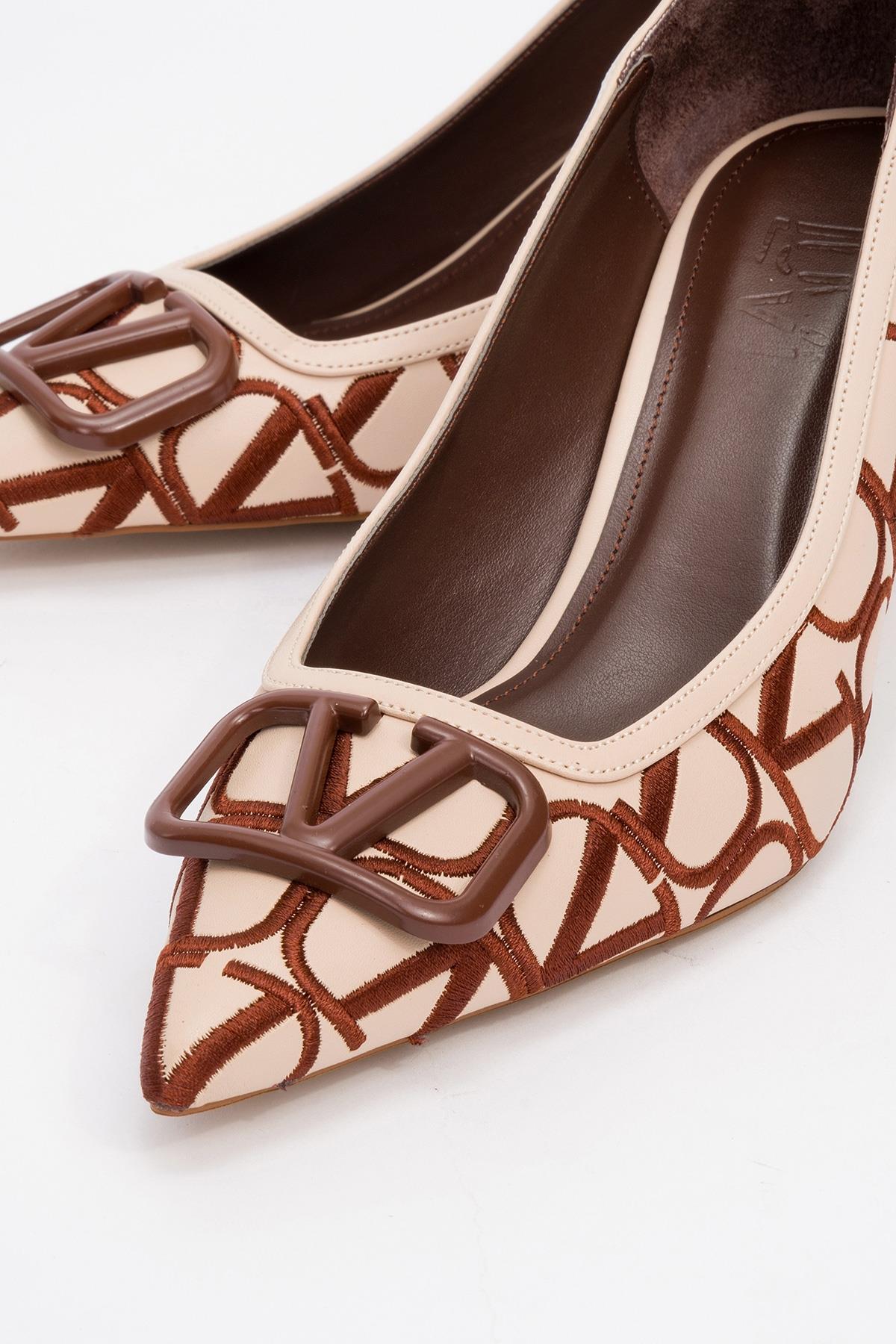 Togo - Beige-Cognac Heeled Shoe – detail view showing leather, Vowalisse