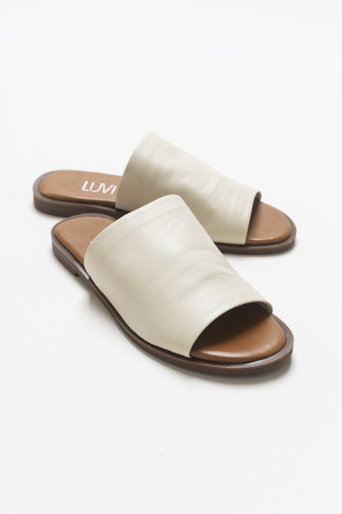 Clau - Beige Leather Sandal – front three-quarter view showing leather, Vowalisse