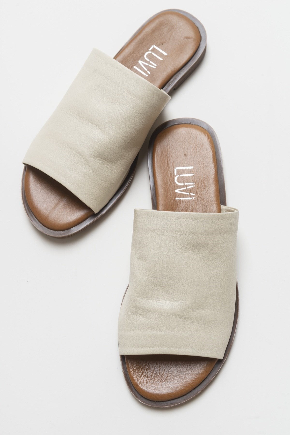 Clau - Beige Leather Sandal – side view showing leather, Vowalisse