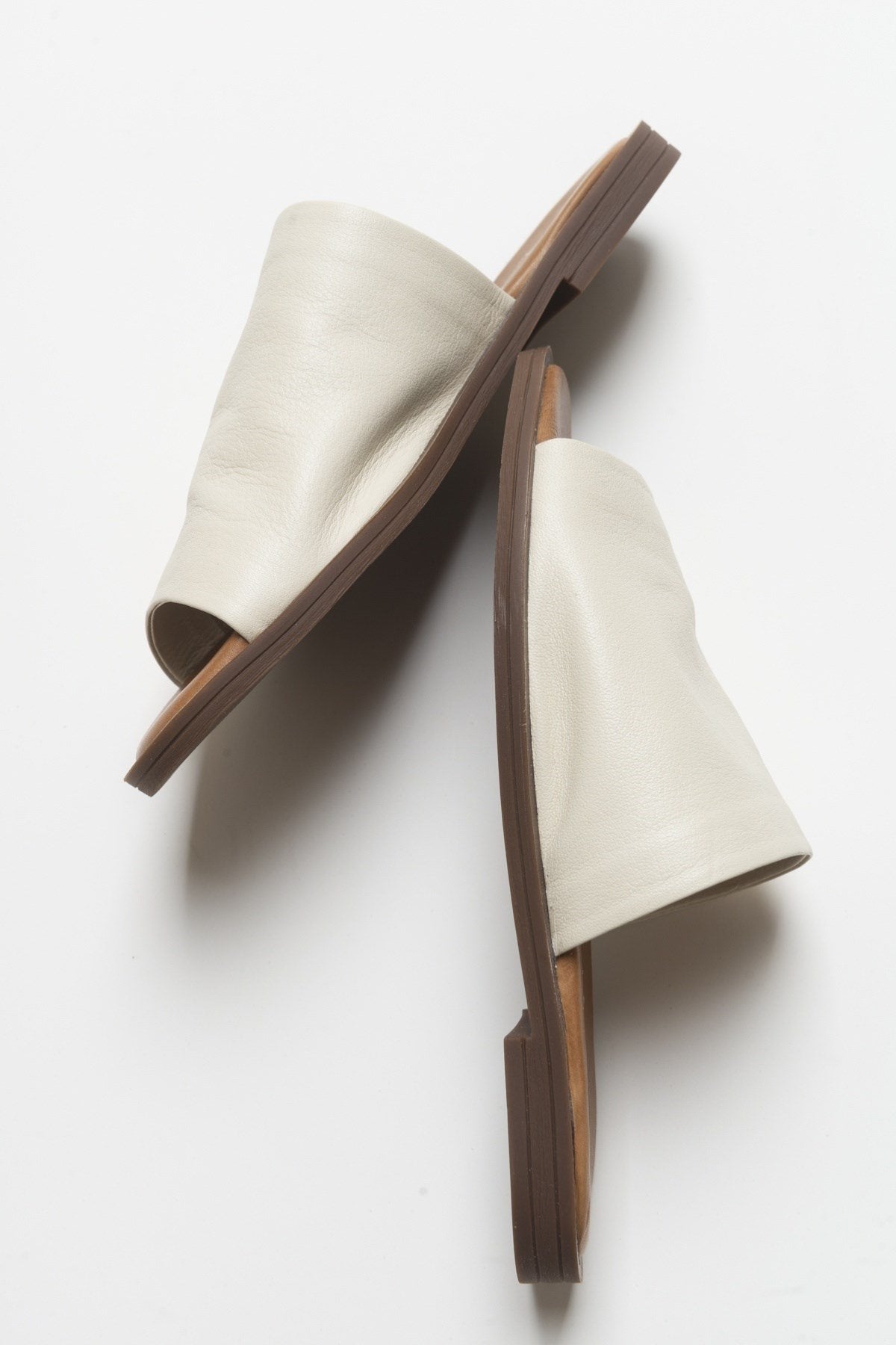 Clau - Beige Leather Sandal – detail view showing leather, Vowalisse