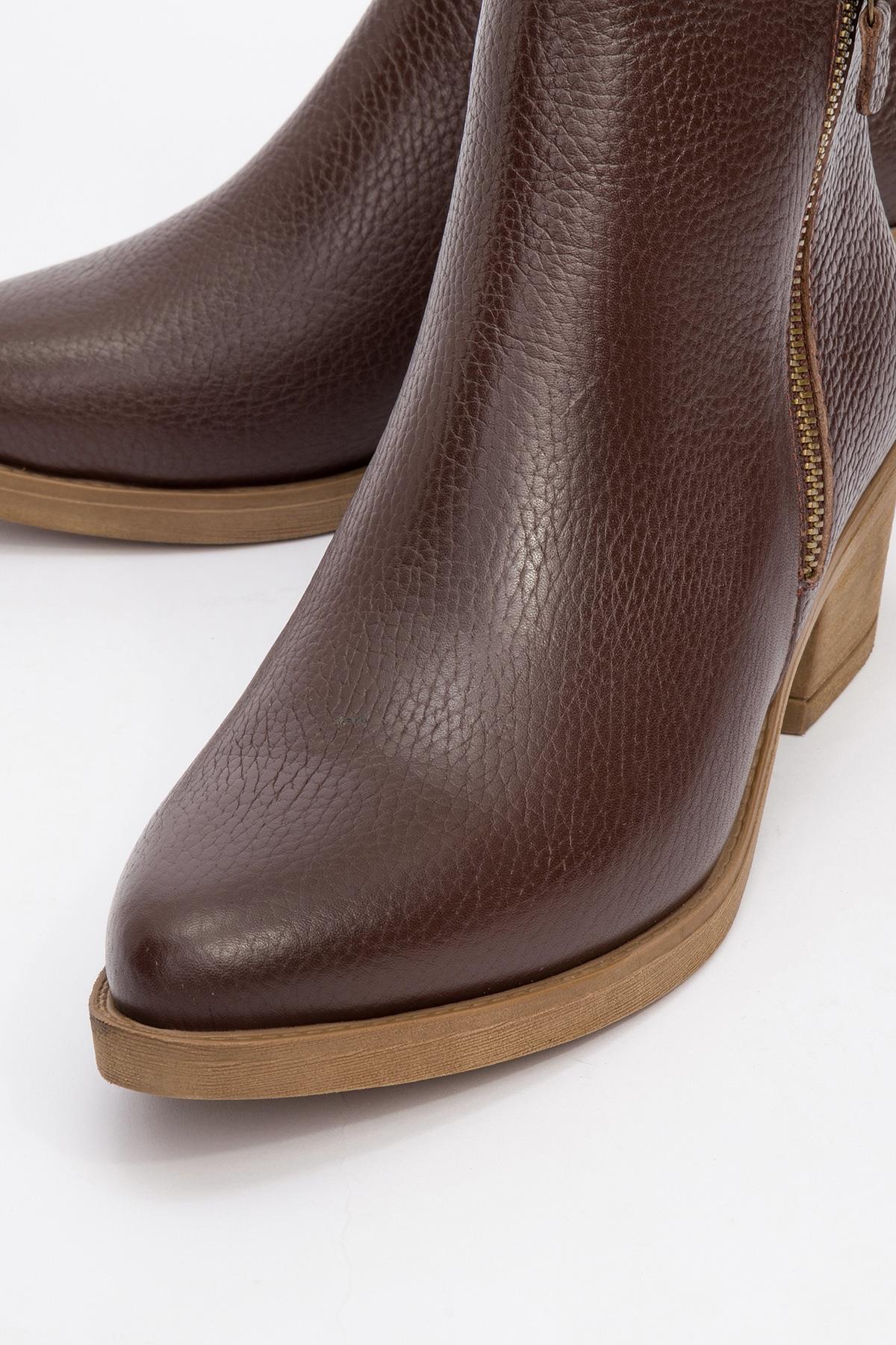 JAYER Brown Leather Double-Zip Block Heel Boot – detail view showing leather, red, Vowalisse