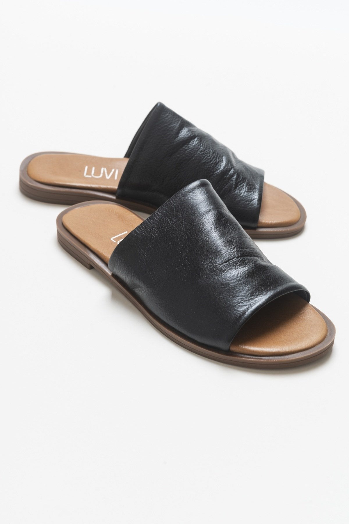 Clau - Black Leather Sandal – front three-quarter view showing leather, black, Vowalisse