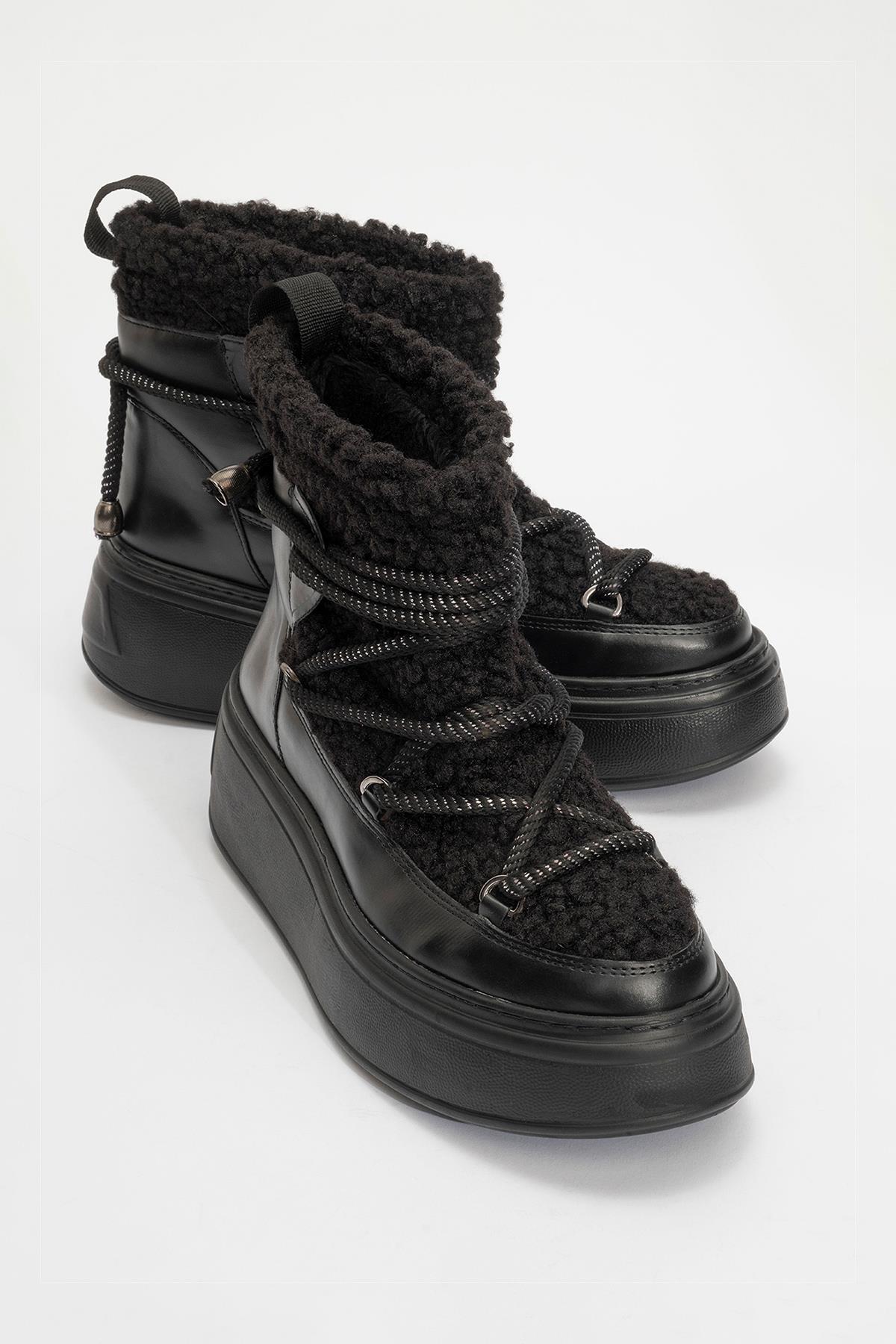 Dila Black Fur-Lined Winter Boot – front three-quarter view showing leather, black, Vowalisse