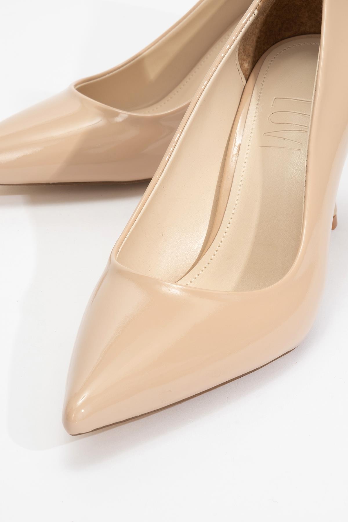 Calse - Dark Beige Patent Heeled Shoe – detail view showing leather, Vowalisse