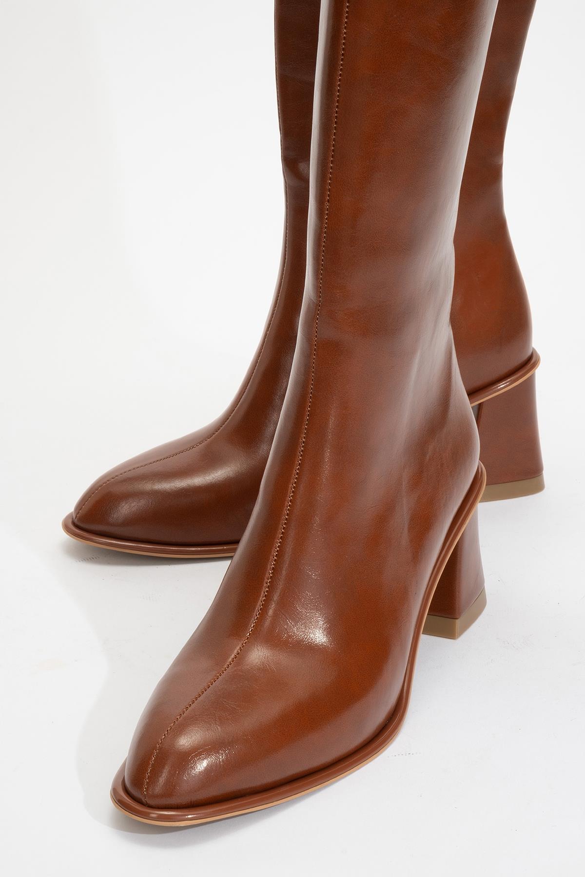 Paradis - Cognac Block Heel Knee-High Boot – heel view showing leather, Vowalisse