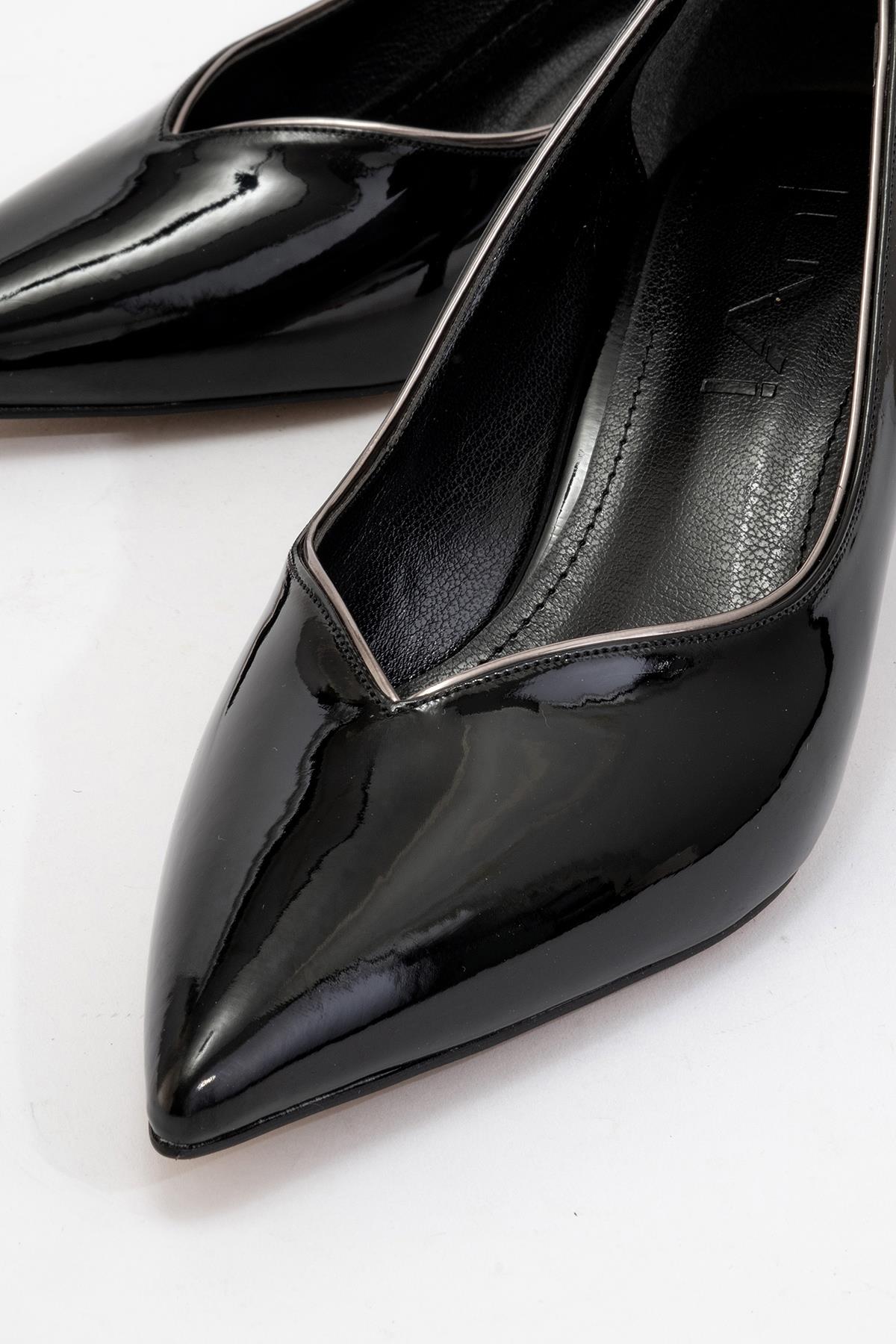 Eupho - Black Patent Platinum Low-Heel Shoe – detail view showing leather, metallic, black, Vowalisse