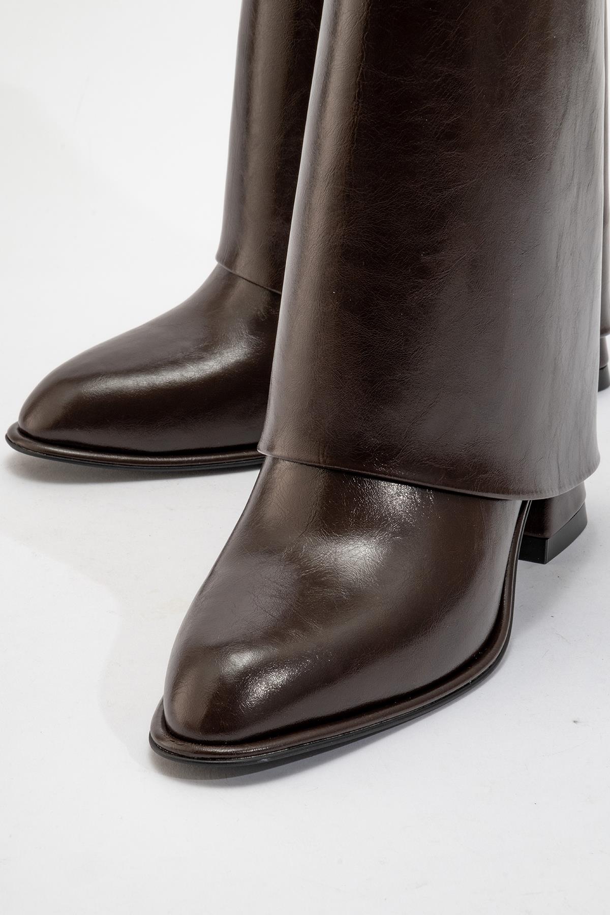 Ellas Brown Chunky Heel Boot – detail view showing leather, red, Vowalisse