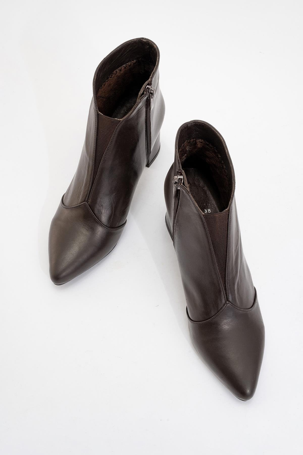 Finda Brown Leather Block‑Heel Boot – side view showing leather, Vowalisse