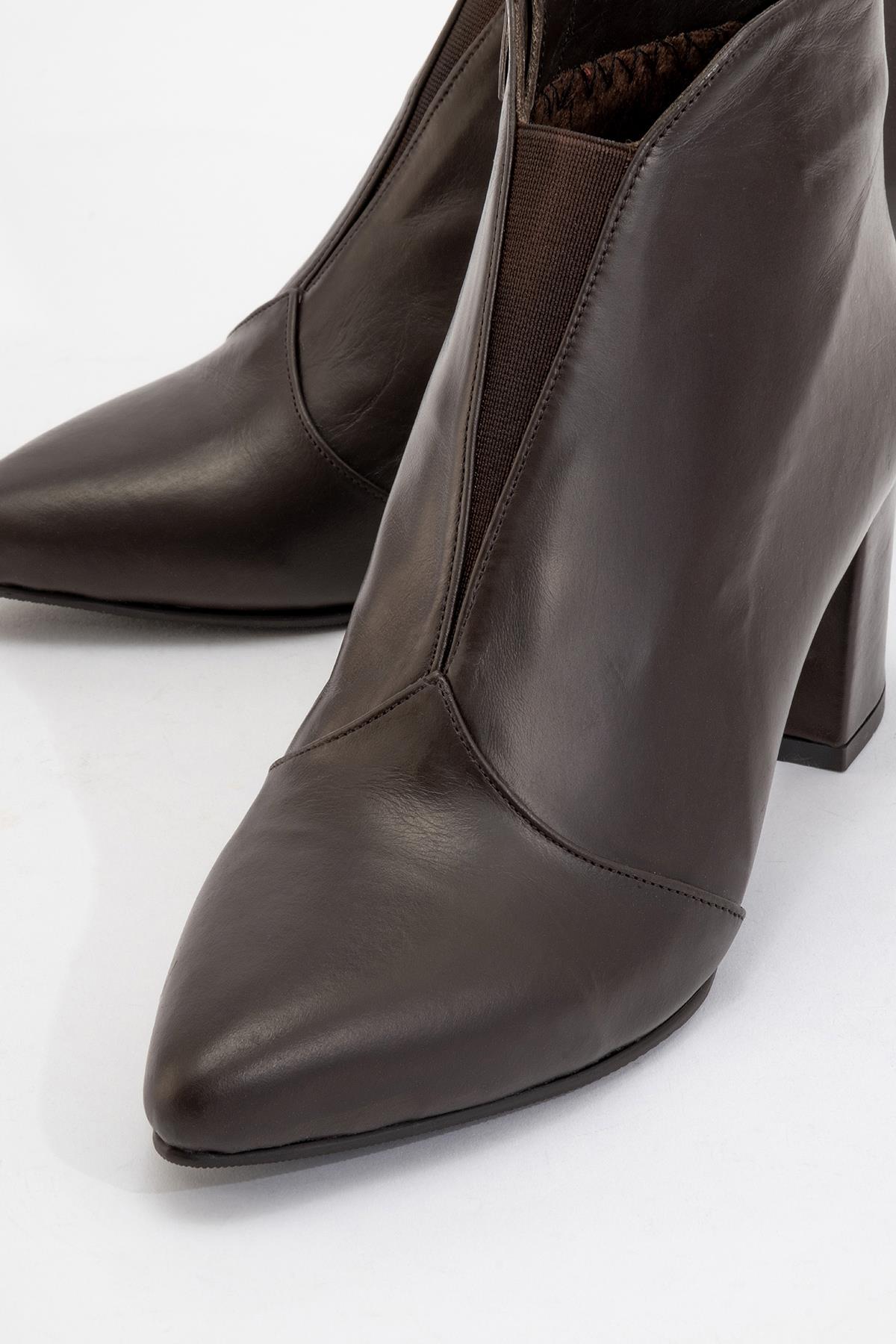 Finda Brown Leather Block‑Heel Boot – detail view showing leather, Vowalisse