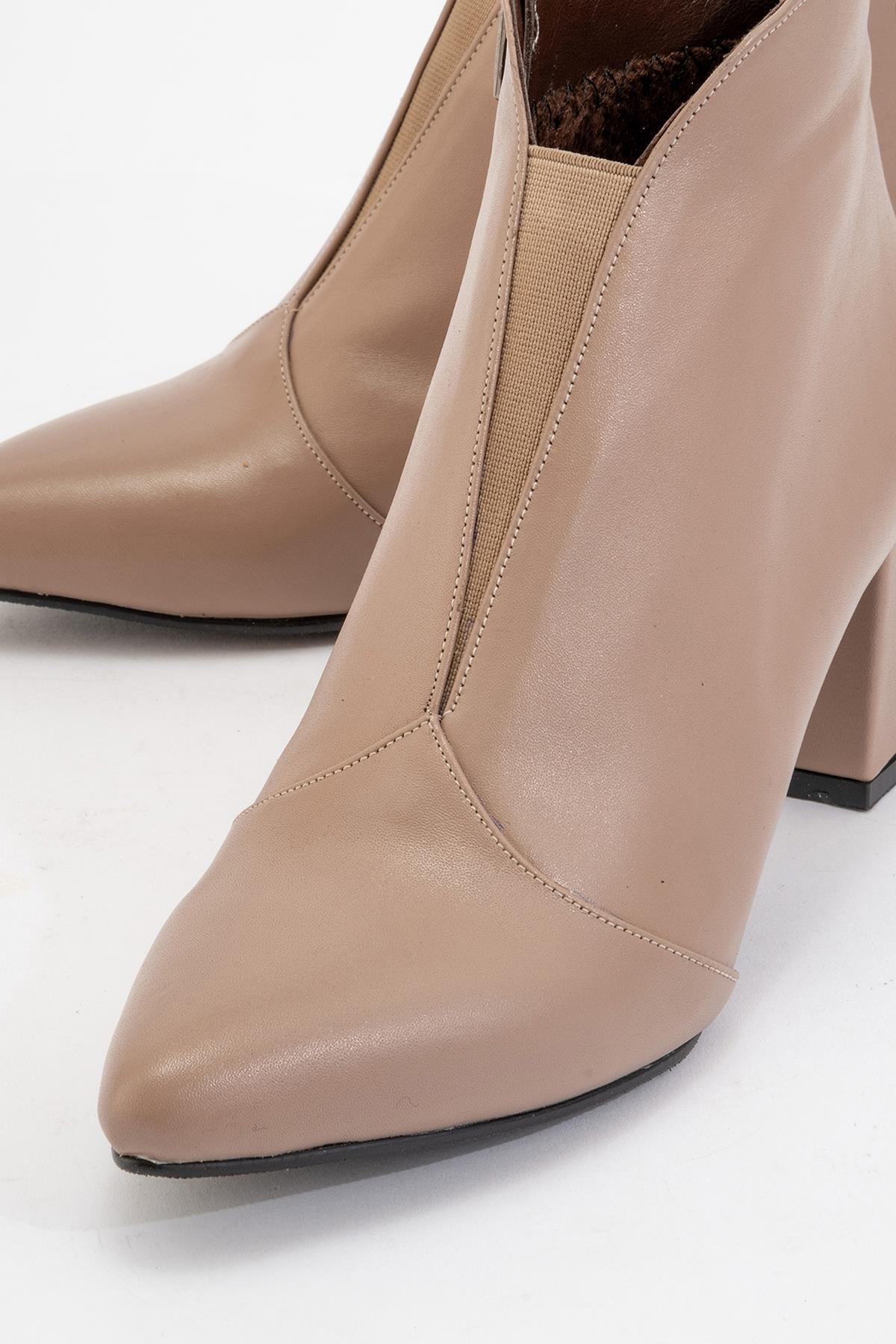 Finda Dark Beige Leather Block‑Heel Boot – detail view showing leather, Vowalisse