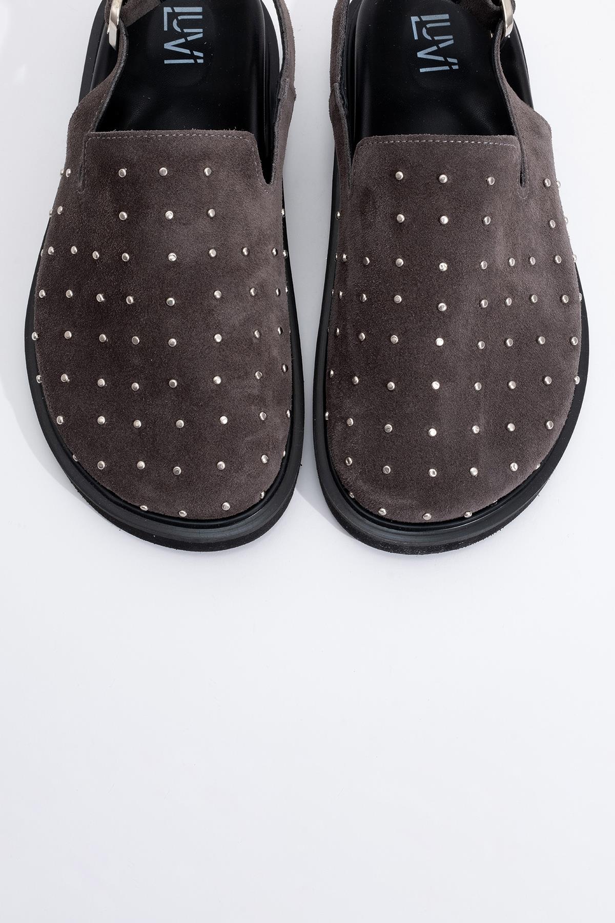 Our - Gray suede Leather Clogs – side view showing leather, suede, red, Vowalisse