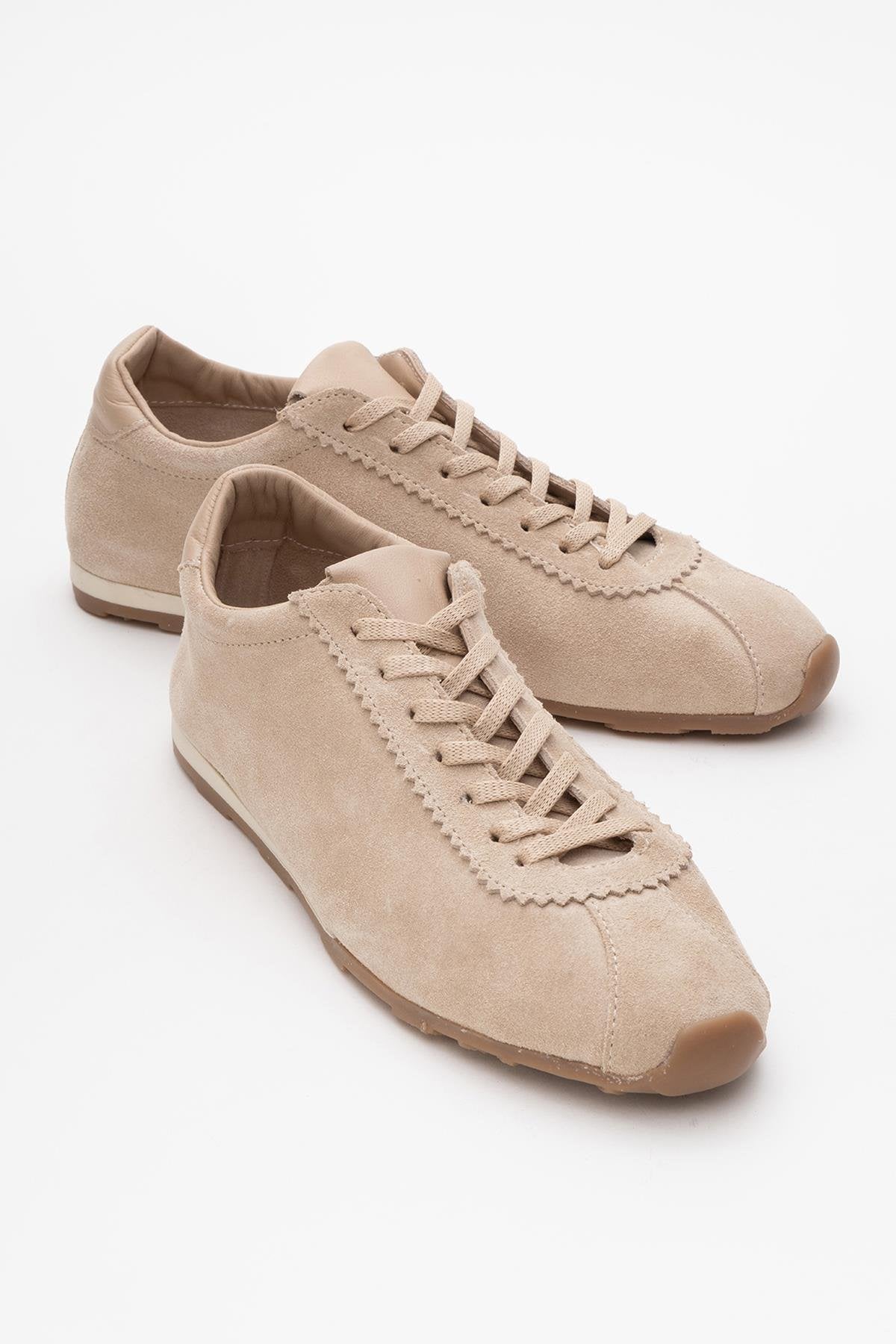 Crea - Beige Leather Sneakers – front three-quarter view showing leather, red, Vowalisse