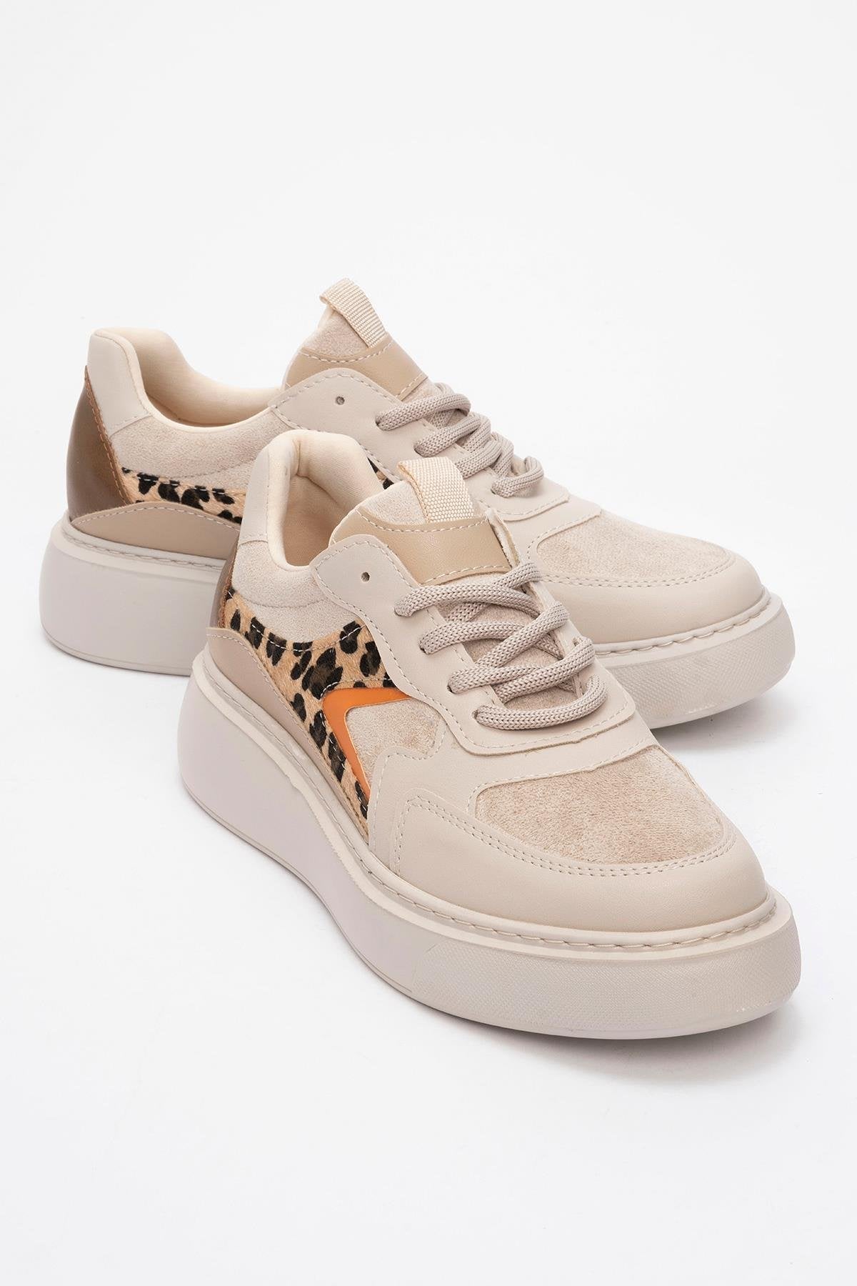 Ida - Beige Sneakers – front three-quarter view showing leather, Vowalisse