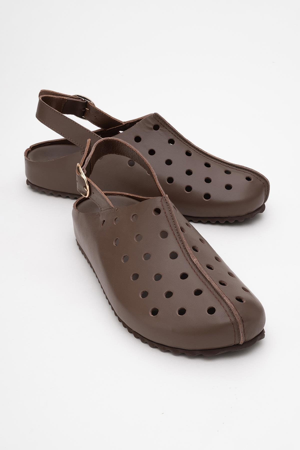 Justa - Brown Leather Clogs – front three-quarter view showing leather, Vowalisse