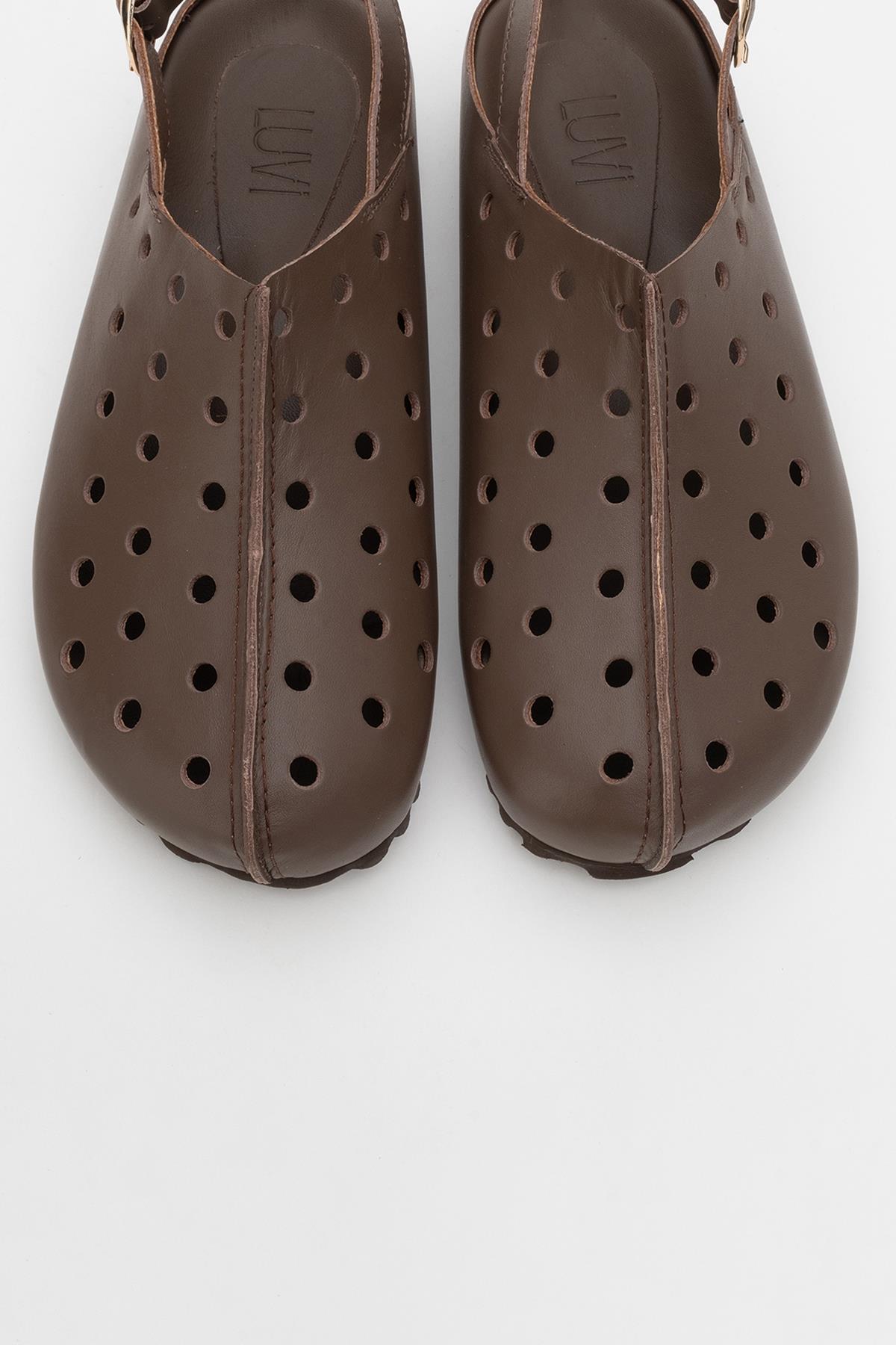 Justa - Brown Leather Clogs – side view showing leather, Vowalisse