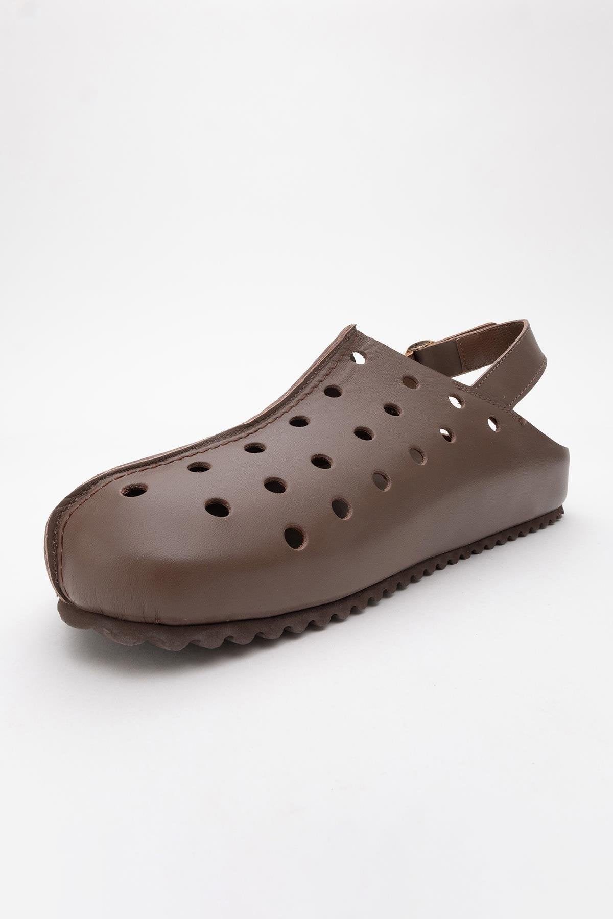 Justa - Brown Leather Clogs – heel view showing leather, Vowalisse