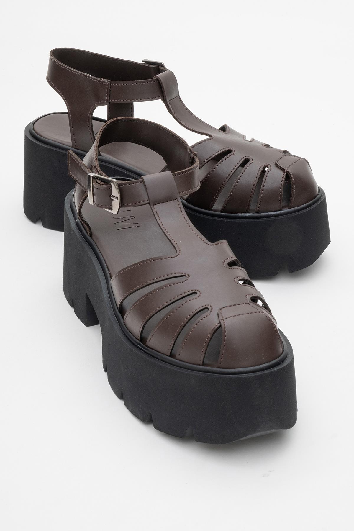 Verua - Brown Platform Sandal – front three-quarter view showing leather, Vowalisse