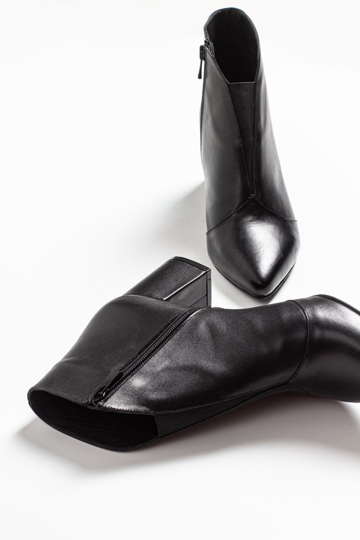 Finda Black Leather Block‑Heel Boot – side view showing leather, black, Vowalisse