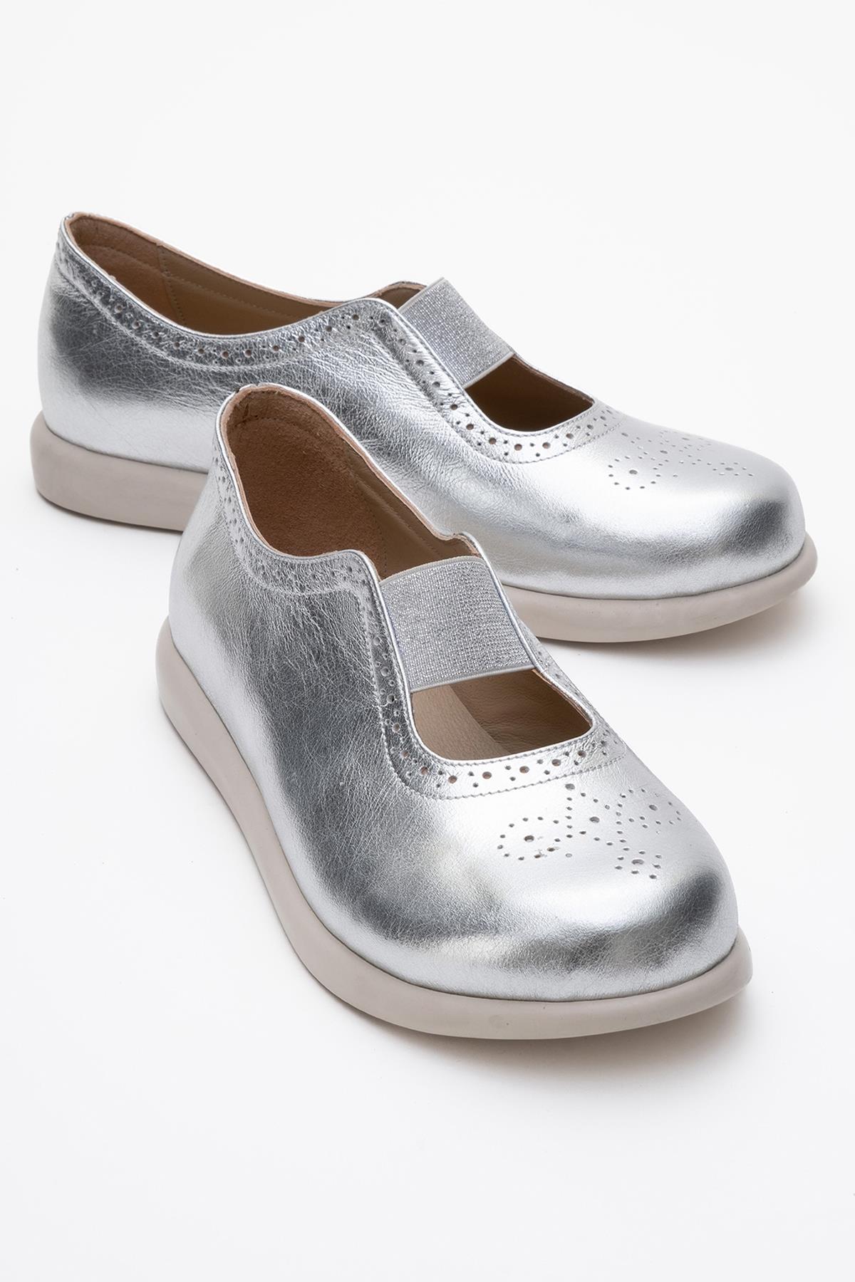 CHELLE Silver Elastic Leather Flat – front three-quarter view showing leather, silver, Vowalisse