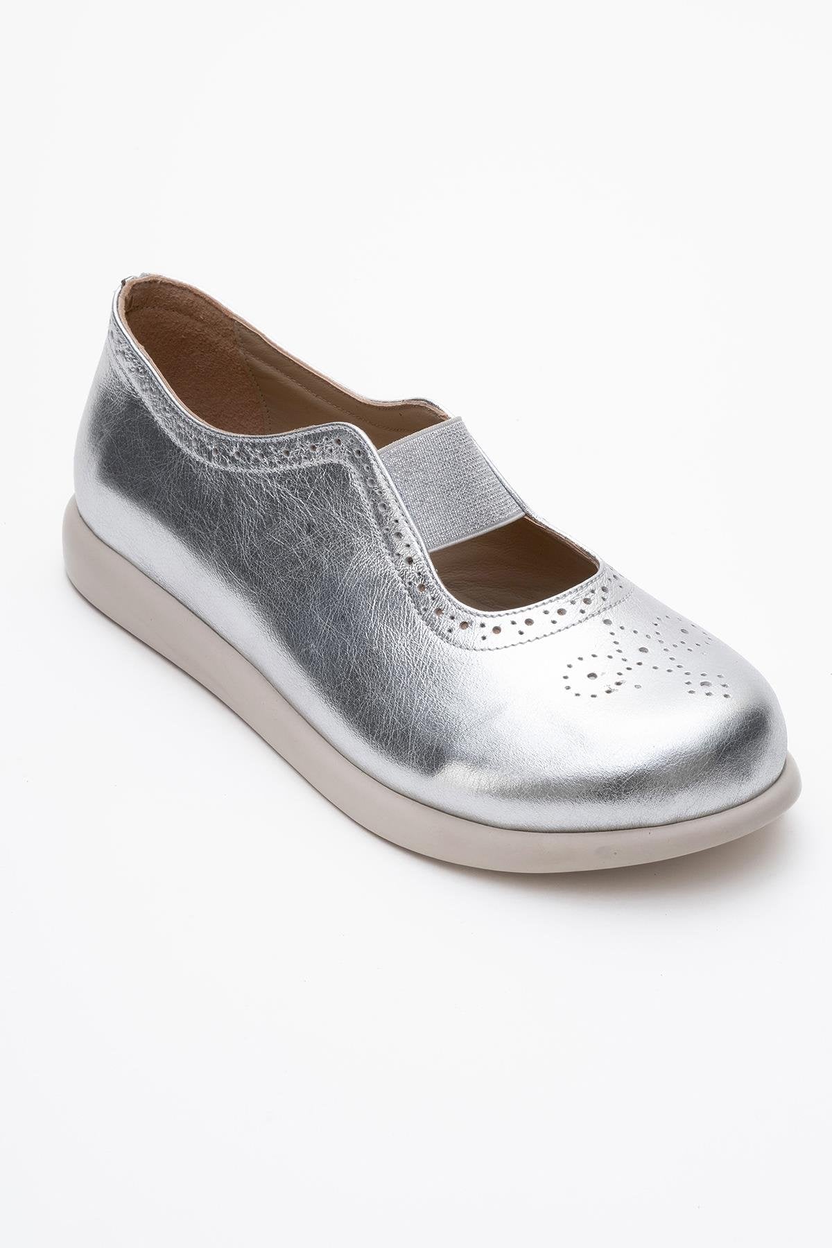 CHELLE Silver Elastic Leather Flat – detail view showing leather, silver, Vowalisse