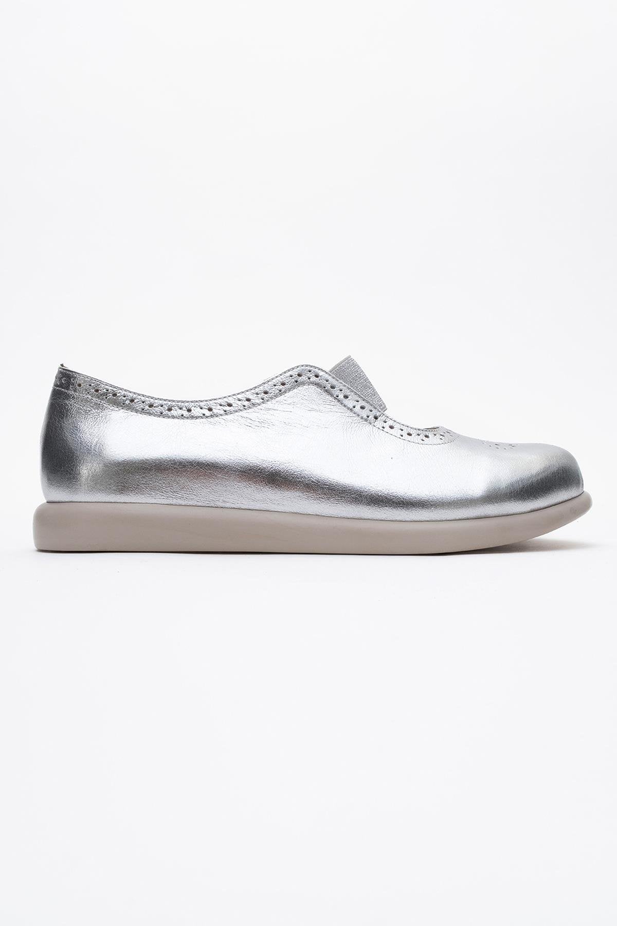 CHELLE Silver Elastic Leather Flat – top view showing leather, silver, Vowalisse