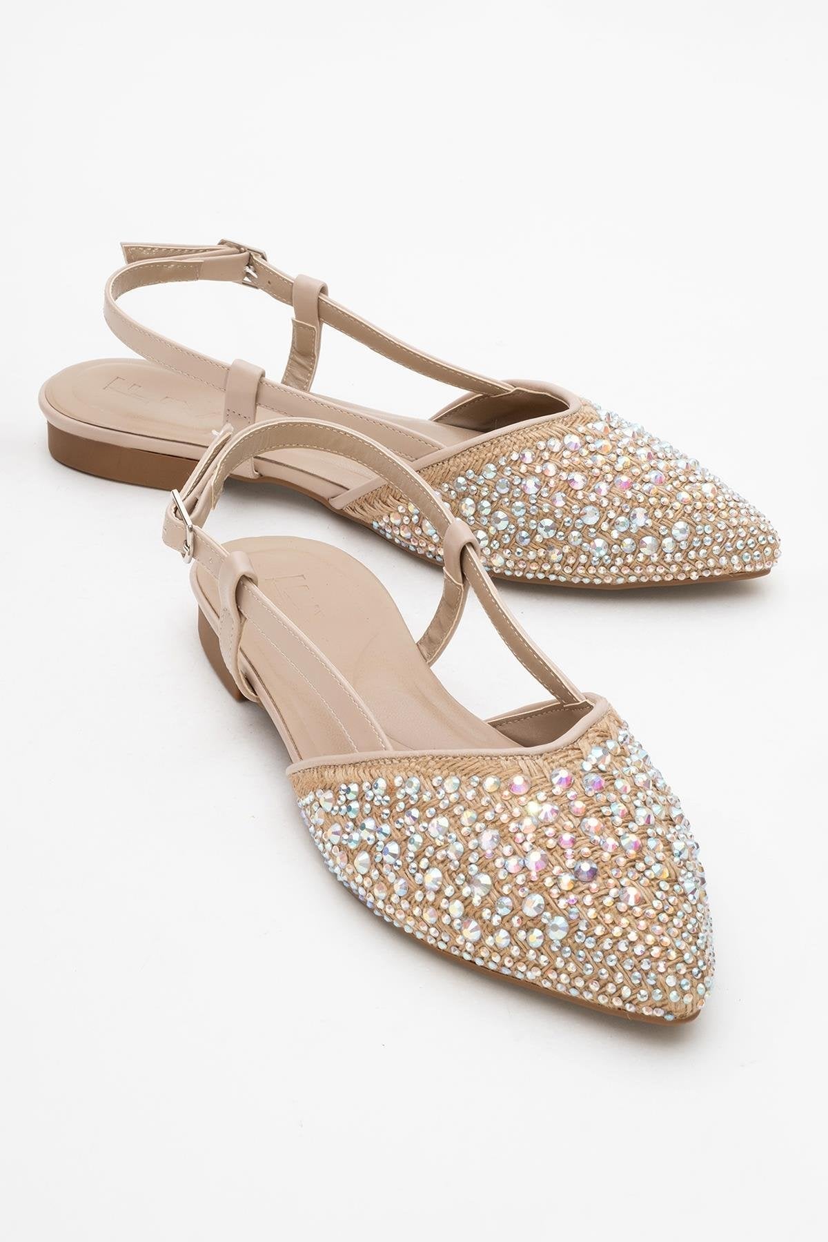 Helly - Beige Closed-Toe Sandal – front three-quarter view showing leather, Vowalisse
