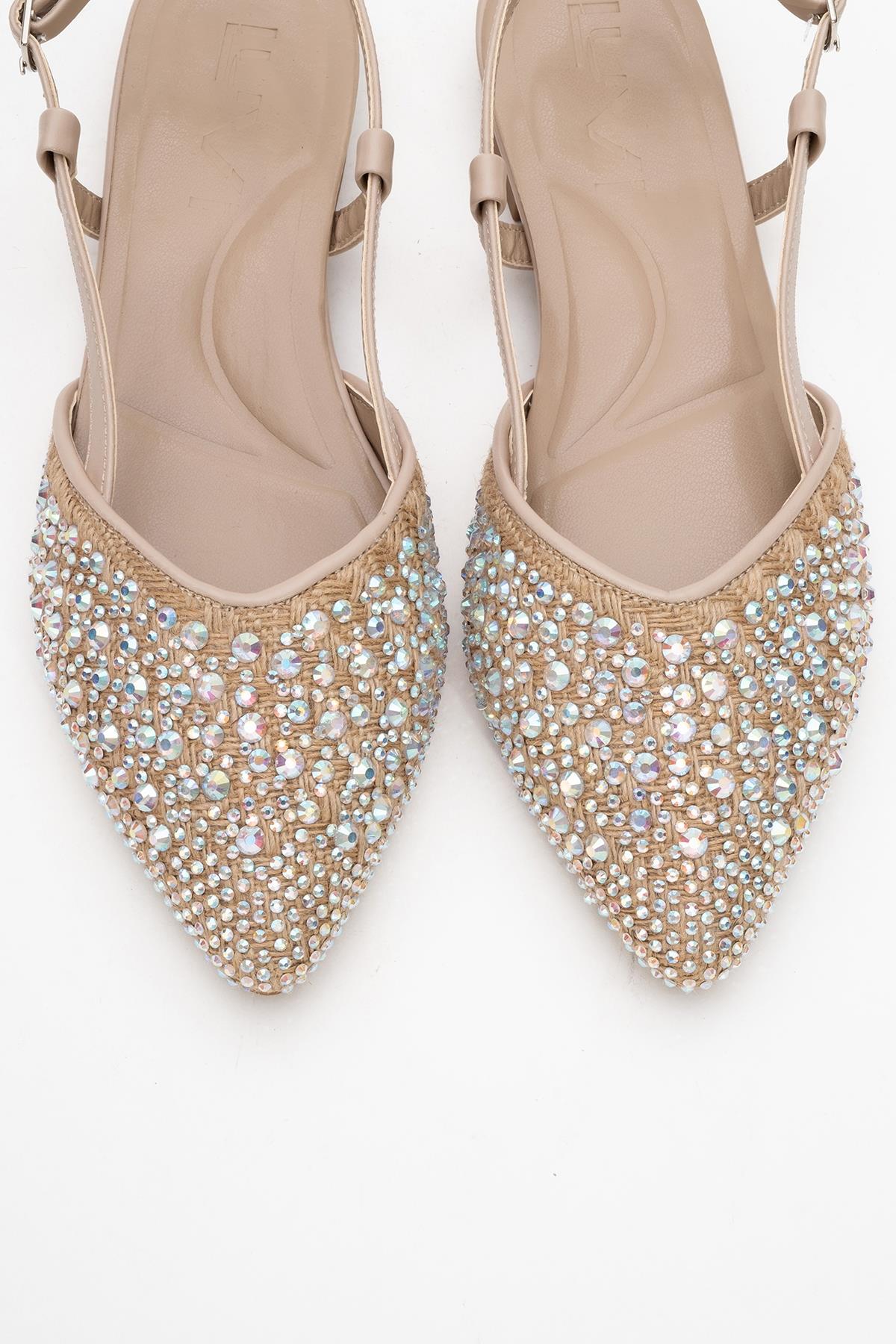 Helly - Beige Closed-Toe Sandal – side view showing leather, Vowalisse