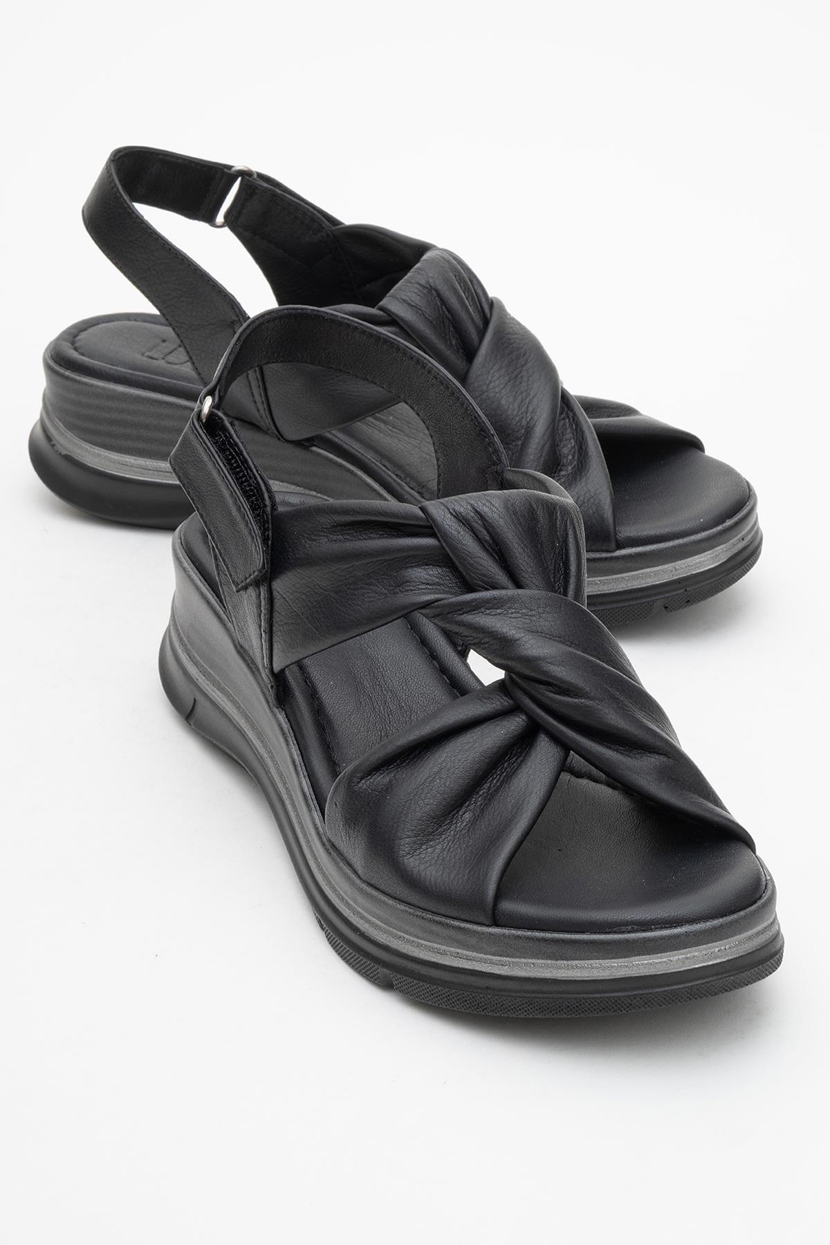 Oara - Black Leather Sandal – front three-quarter view showing leather, black, Vowalisse