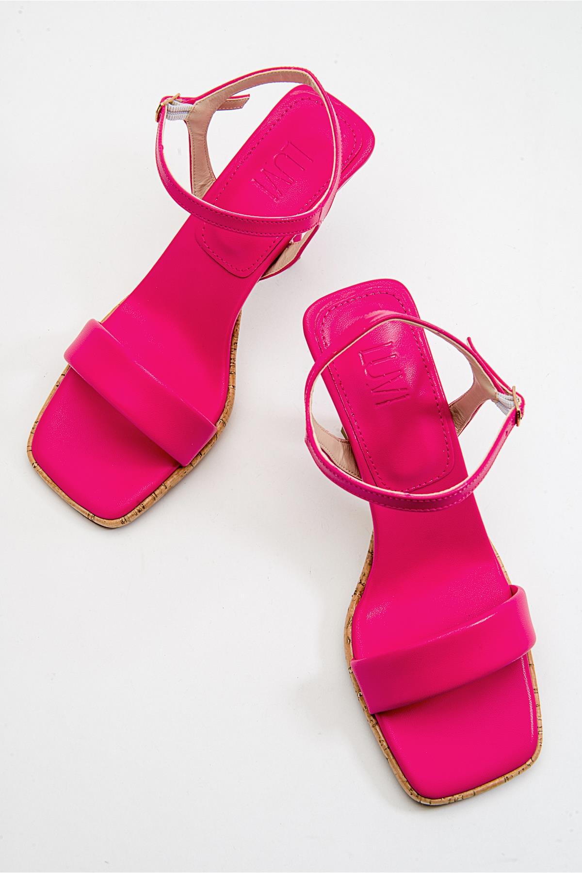 Novel - Fuchsia Heeled Shoe – detail view showing leather, Vowalisse