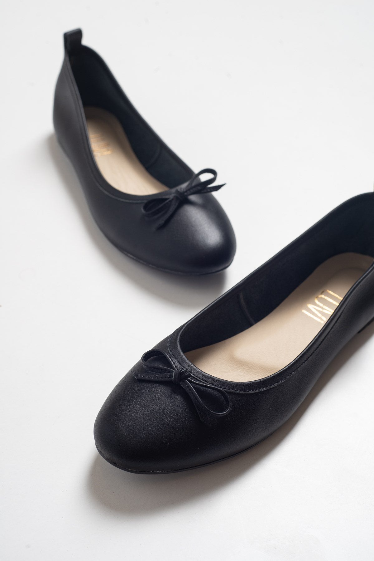 Florence - Black Ballerina Flats – detail view showing bow, leather, suede, Vowalisse