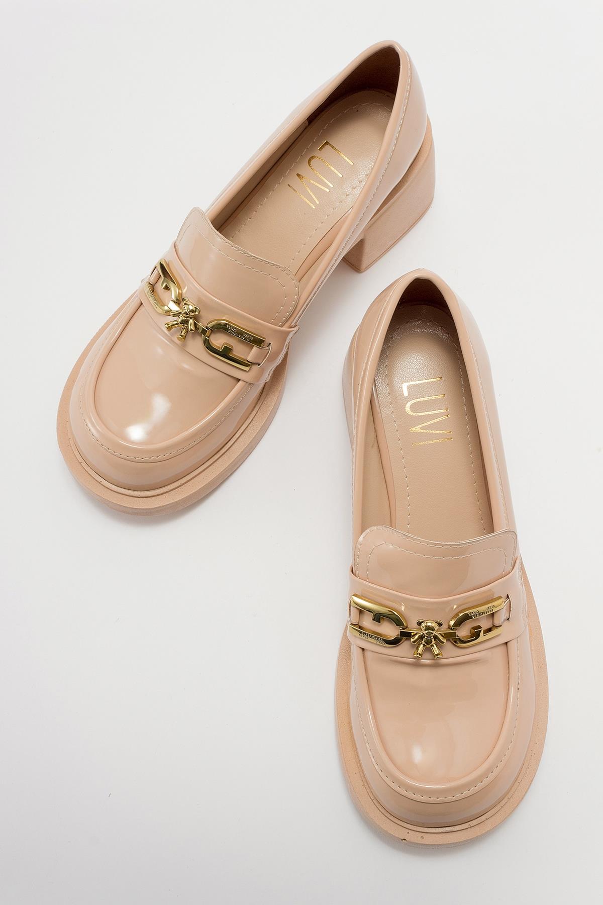 Omera - Beige Patent Shoe – detail view showing leather, Vowalisse