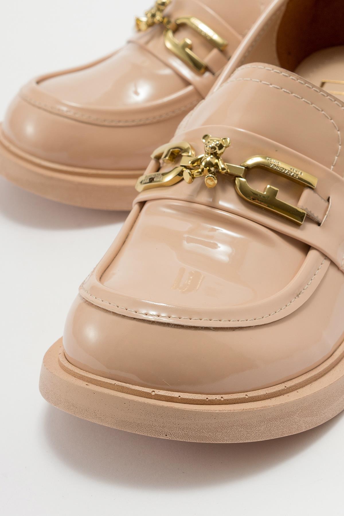 Omera - Beige Patent Shoe – back view showing leather, Vowalisse