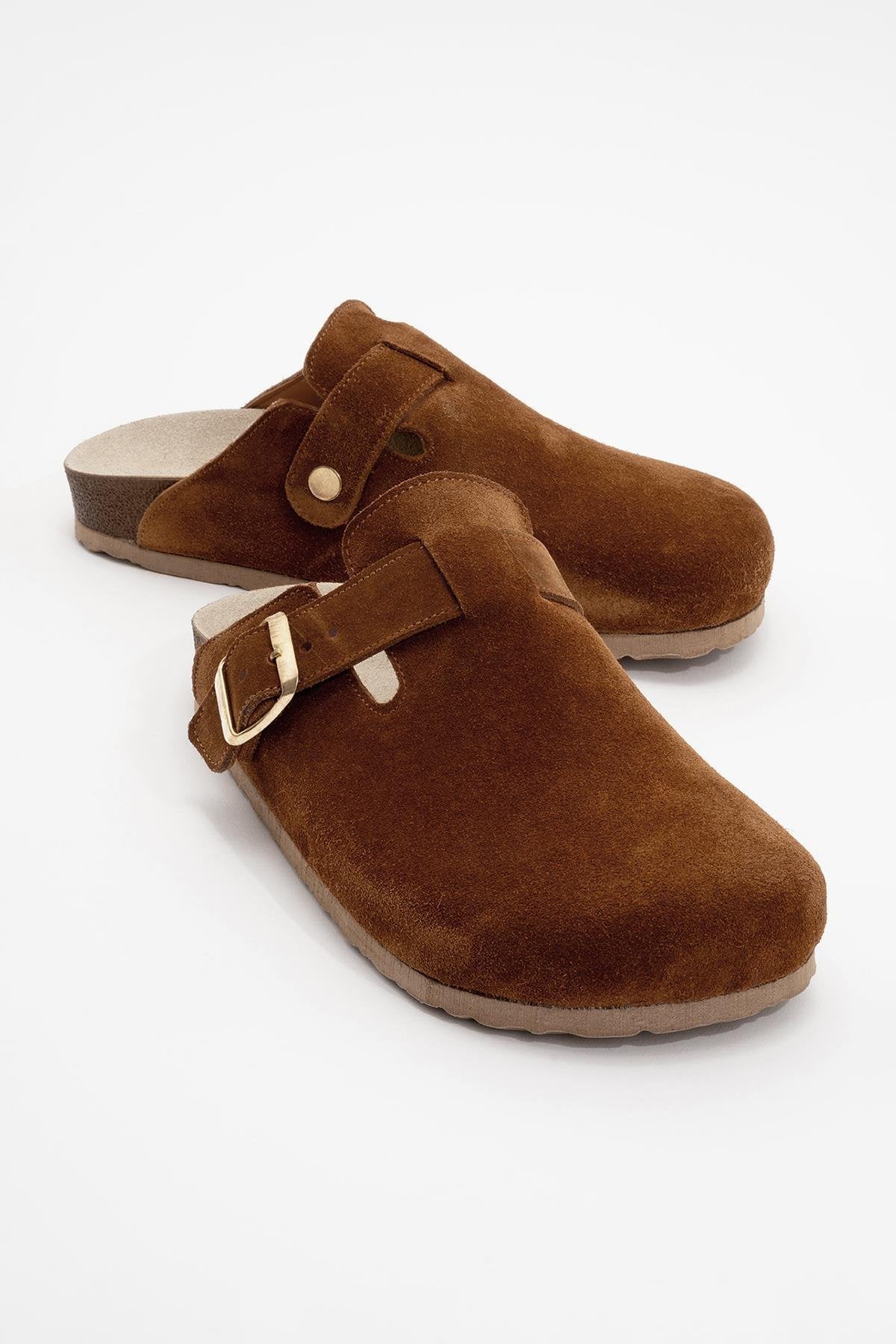 Gons - Cognac Brown Suede Leather Clogs – front three-quarter view showing leather, suede, red, Vowalisse