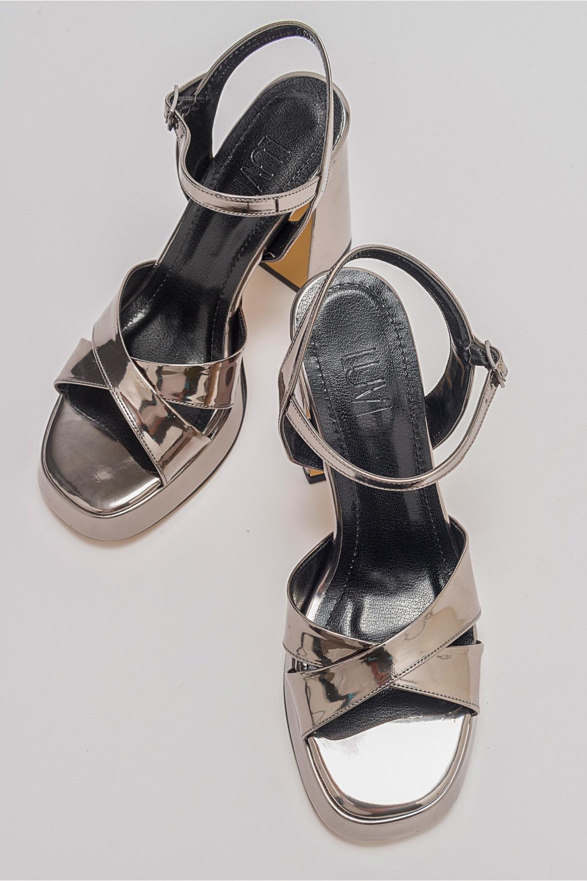 Lello - Platinum Platform Heel Shoe – detail view showing leather, Vowalisse